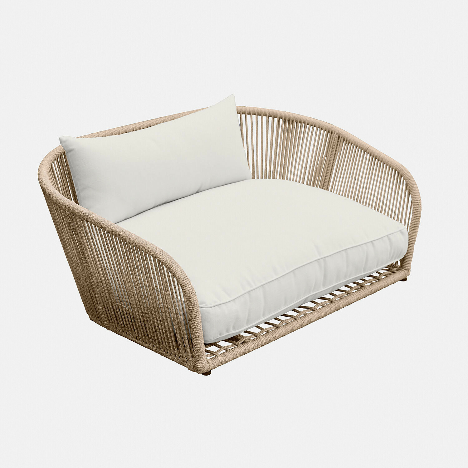 Rattansofa mit beigem Gestell und cremefarbenen Kissen, modernes Lounge-Möbel