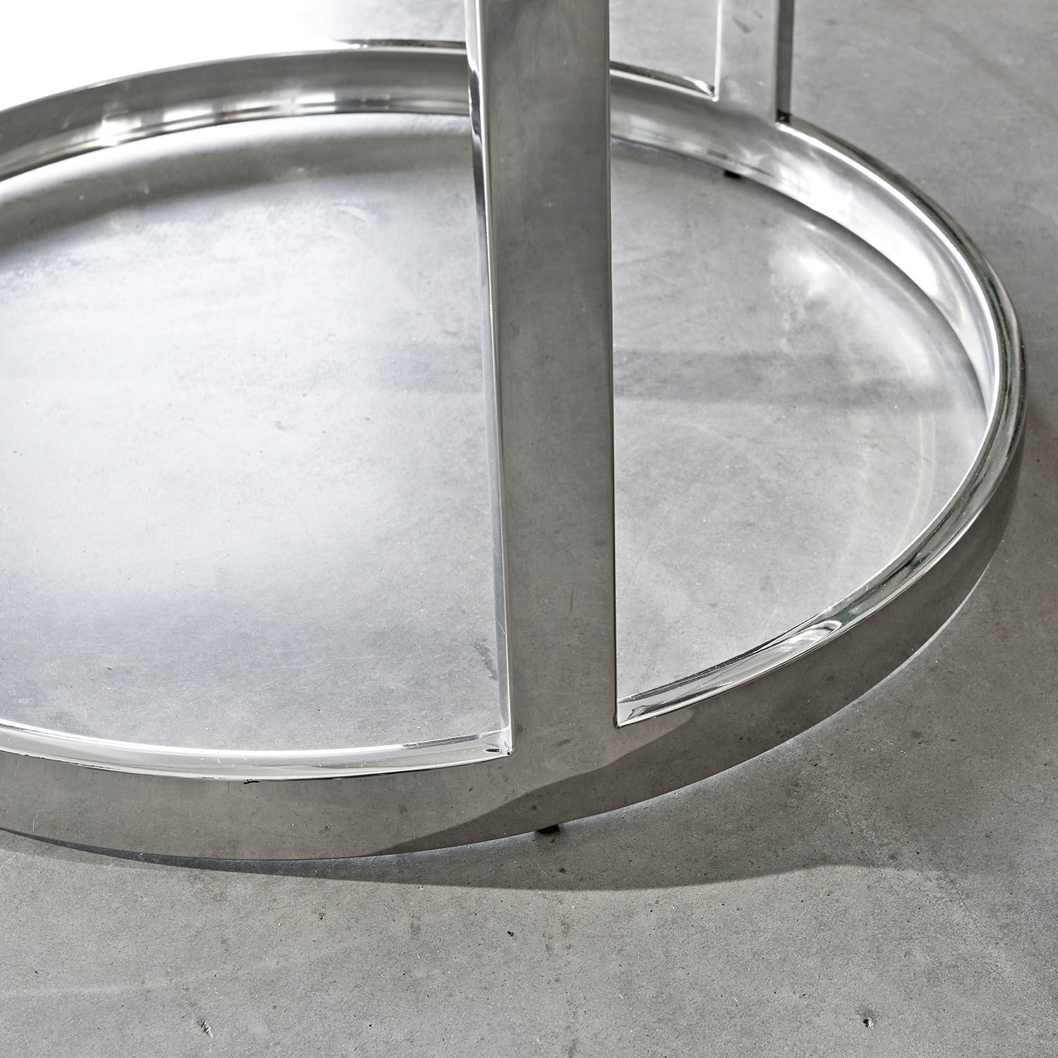 Runde Metalltischbasis in Silber auf Betonboden, modernes minimalistisches Design