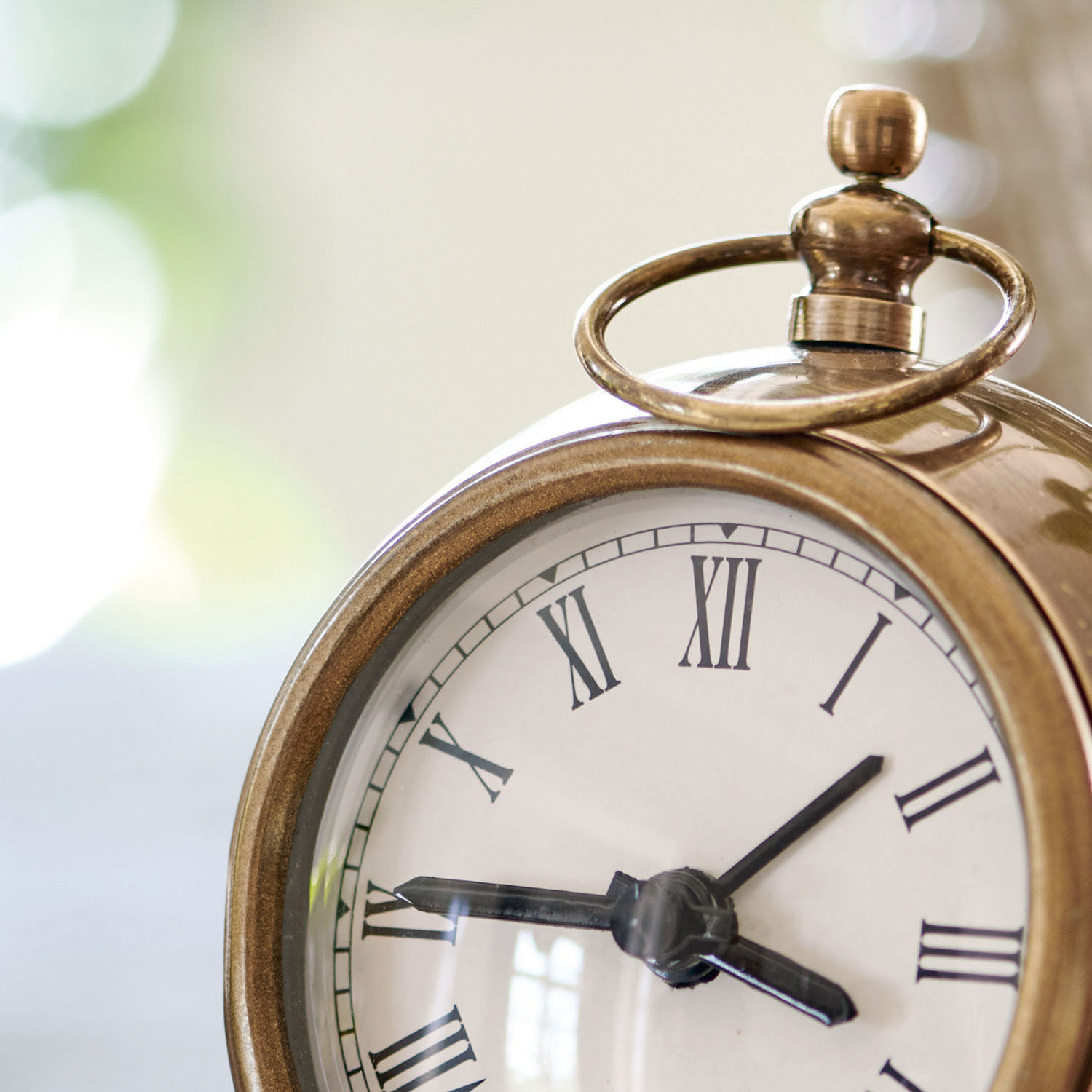 Tischuhr aus Messing mit weißem Zifferblatt und römischen Zahlen, dekorative Retro-Uhr