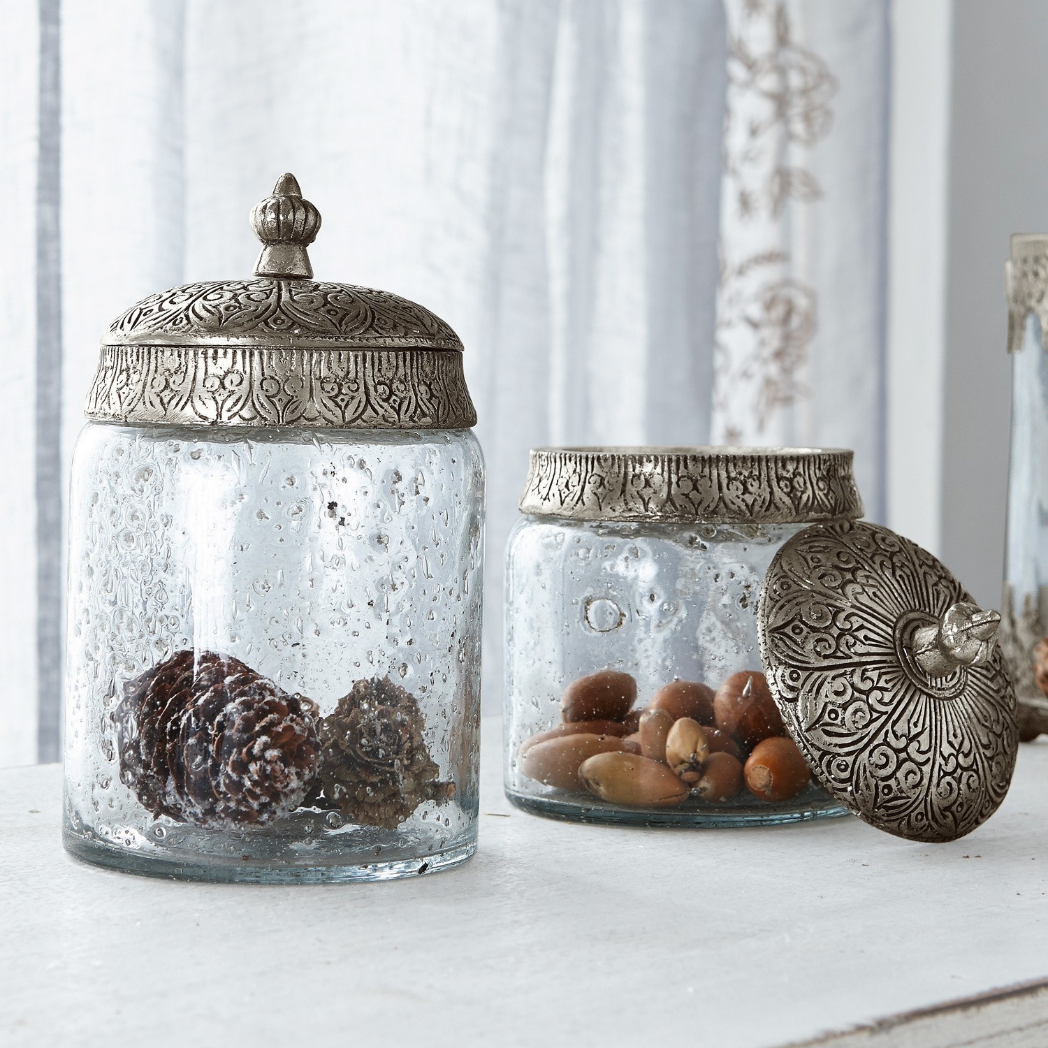Glasdose 2er Set Laurnena Gläser mit verzierten Metalldeckeln im Vintage-Stil für Dekoration und Aufbewahrung