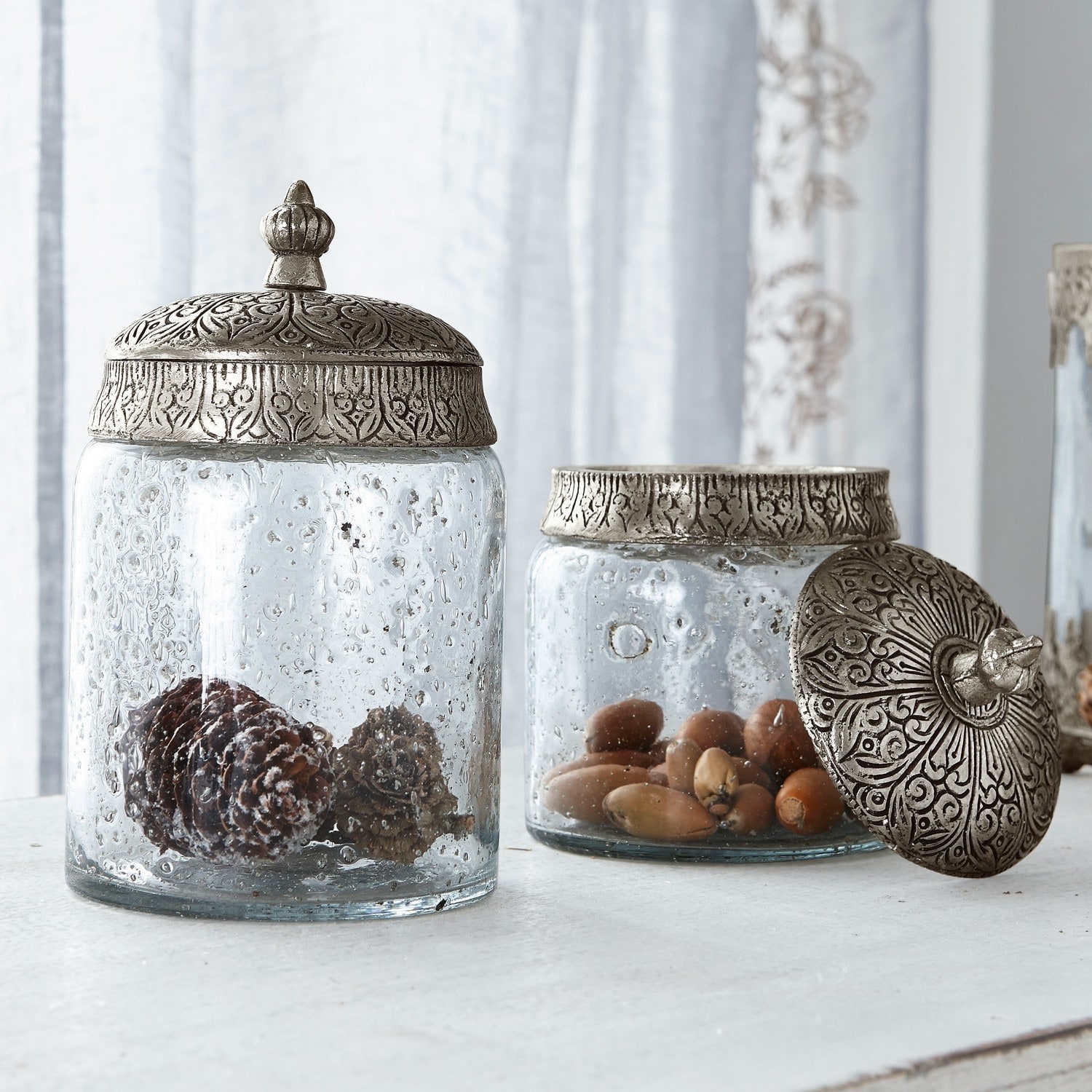 Glasdose 2er Set Laurnena Gläser mit verzierten Metalldeckeln im Vintage-Stil für Dekoration und Aufbewahrung