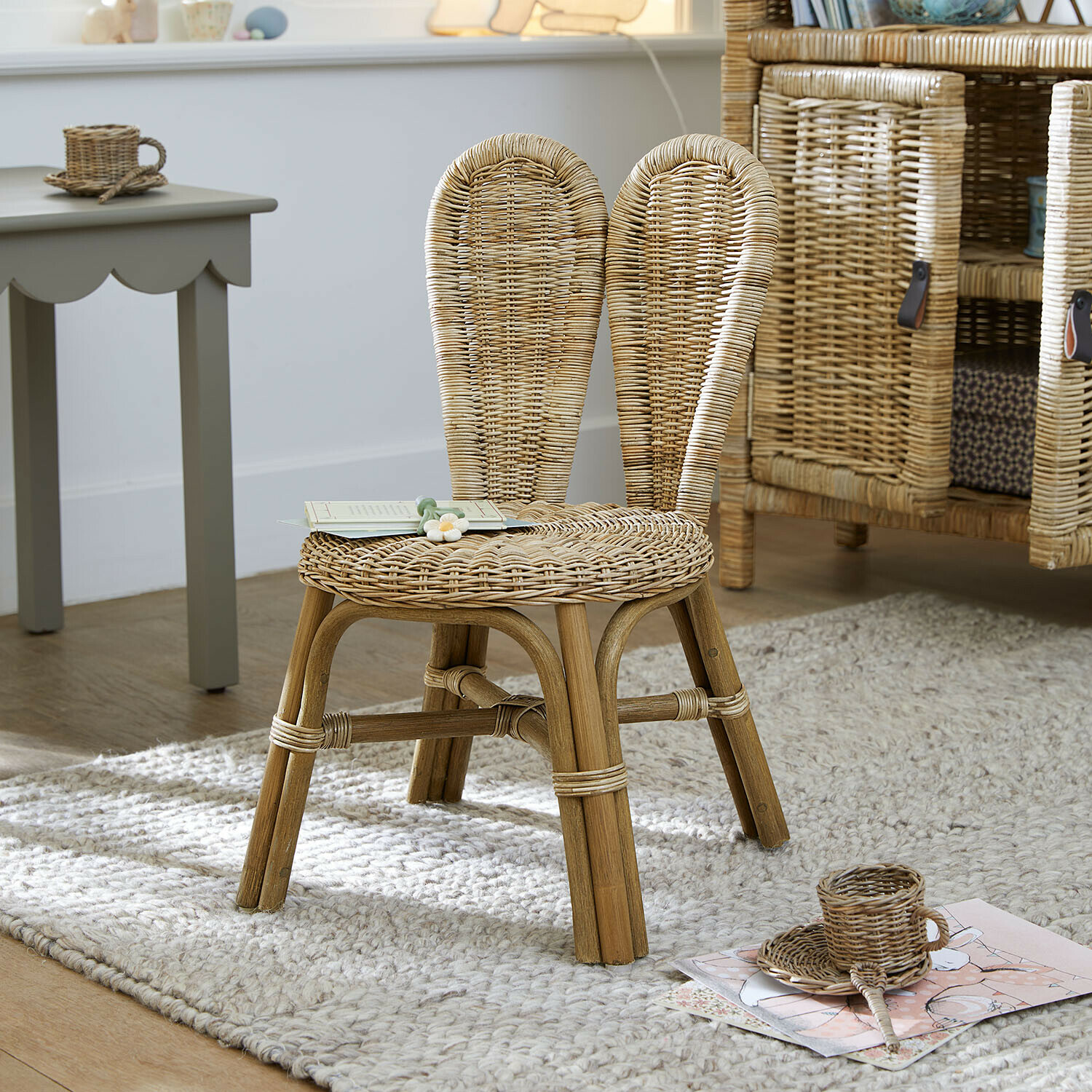 Kinderstuhl Papillonette Kinderstuhl aus natürlichem Rattan auf hellem Teppich in einem Kinderzimmer
