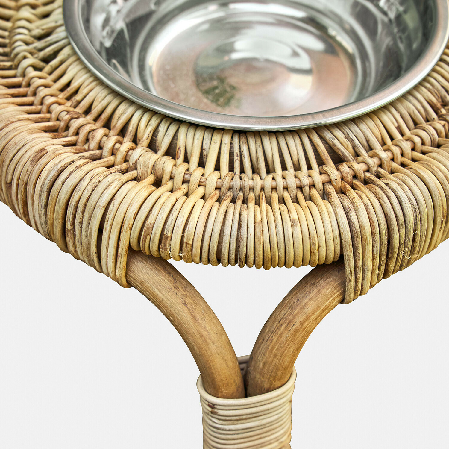 Rattantisch in Naturfarbe mit Metallschale, dekoratives Möbelstück für Wohnzimmer