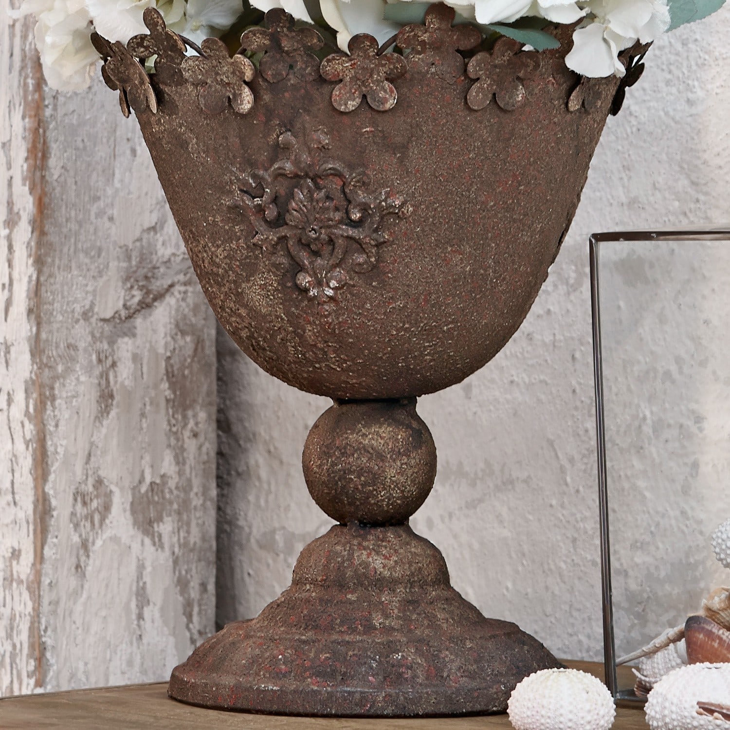 Rustikale Metallblumenvase mit dekorativem Muster und blumenförmigem Rand in Rostfarbe