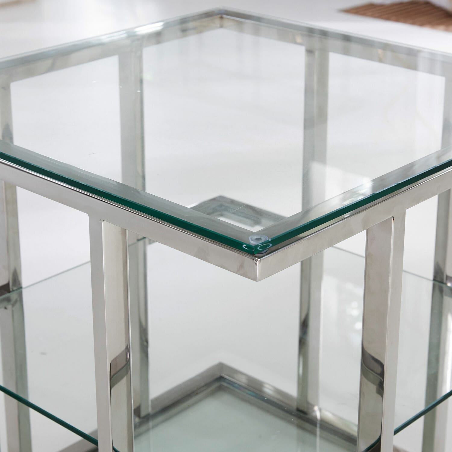 Moderner Beistelltisch aus klarem Glas mit silbernem Metallrahmen für Wohnzimmer
