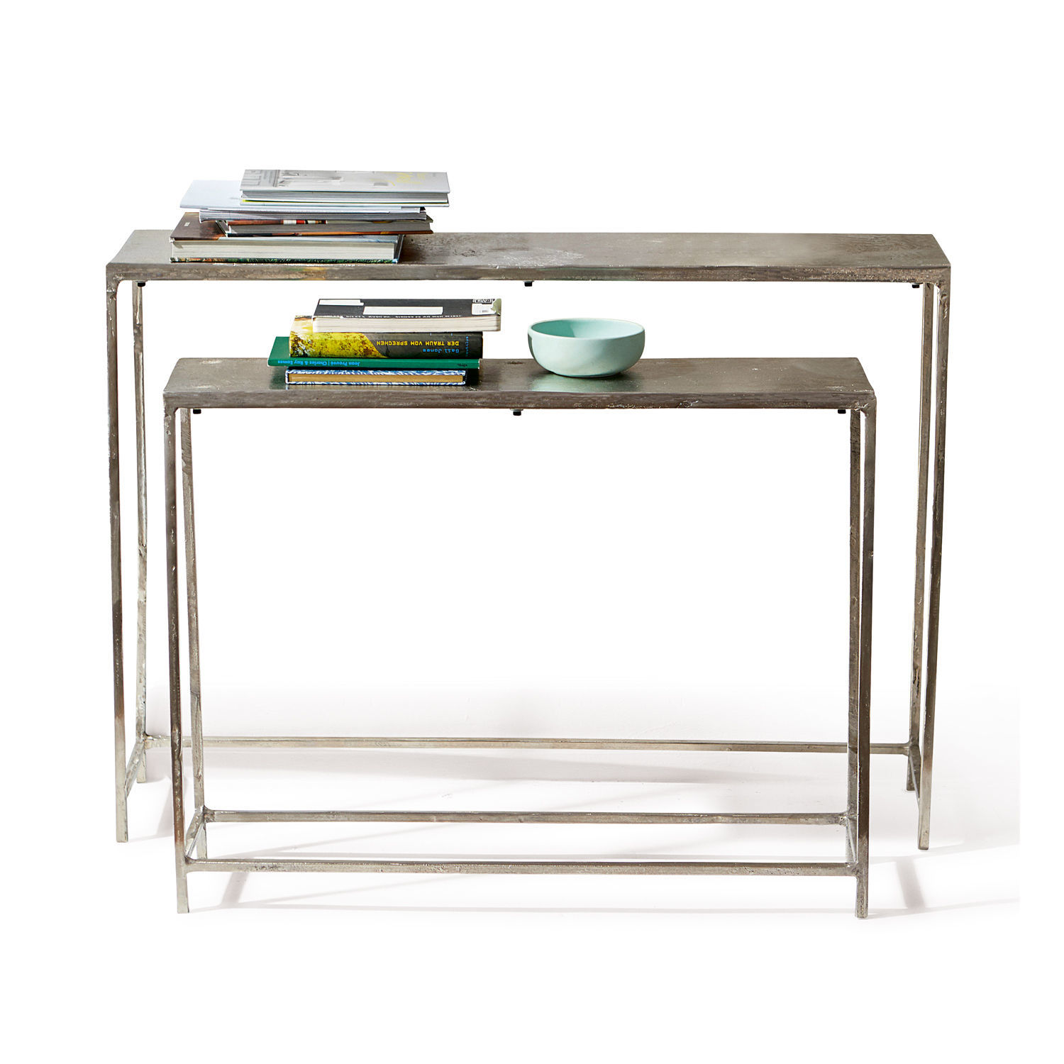 Konsole 2er Set Bingley Zweiteiliges Set aus grauen Metallkonsolen mit Büchern und Schale, modernes Wohnzimmerdesign