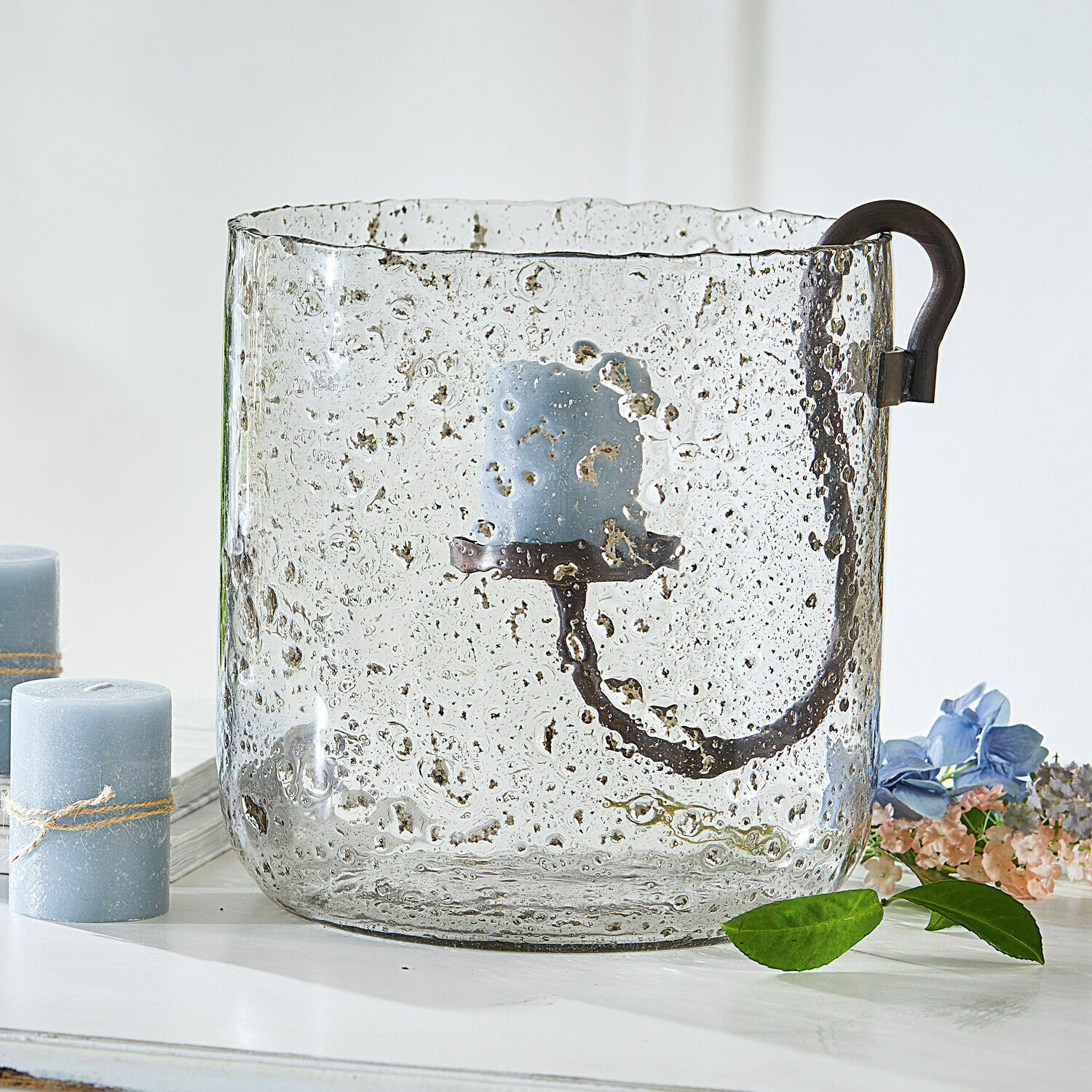 Windlicht Dions Glas-Kerzenhalter mit Blasenstruktur und schwarzem Metallgriff für blaue Kerze