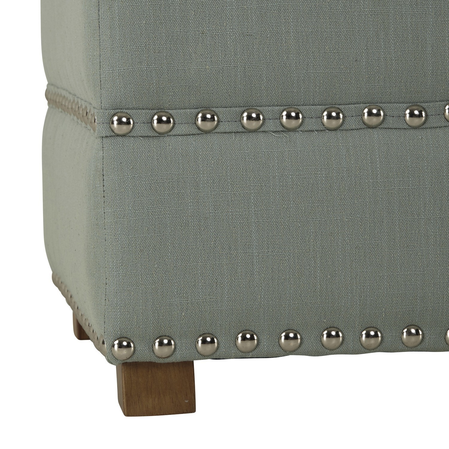 Ecksofa aus grauem Stoff mit dekorativen Metallnieten und Holzfuß