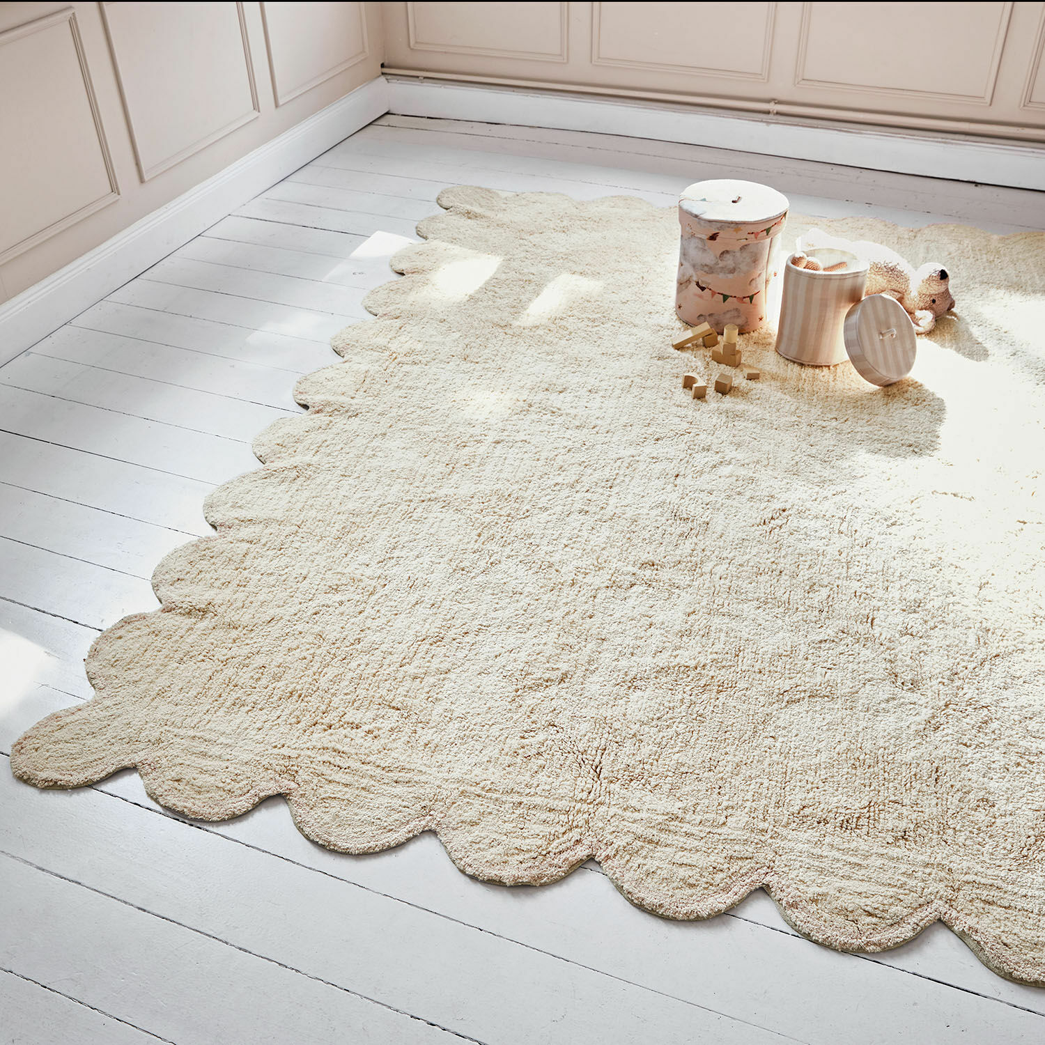 Teppich Fenvara Beiger Teppich aus weichem Material mit wellenförmigem Rand auf hellem Boden, Wohnraumdeko