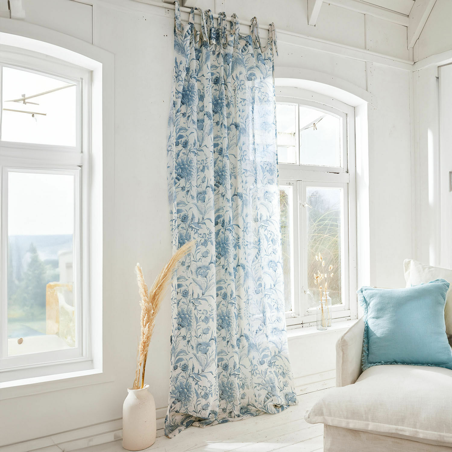 Gardine Bazas Leichter Vorhang mit blauem Blumenmuster auf weißem Stoff, Fensterdekoration im Wohnzimmer