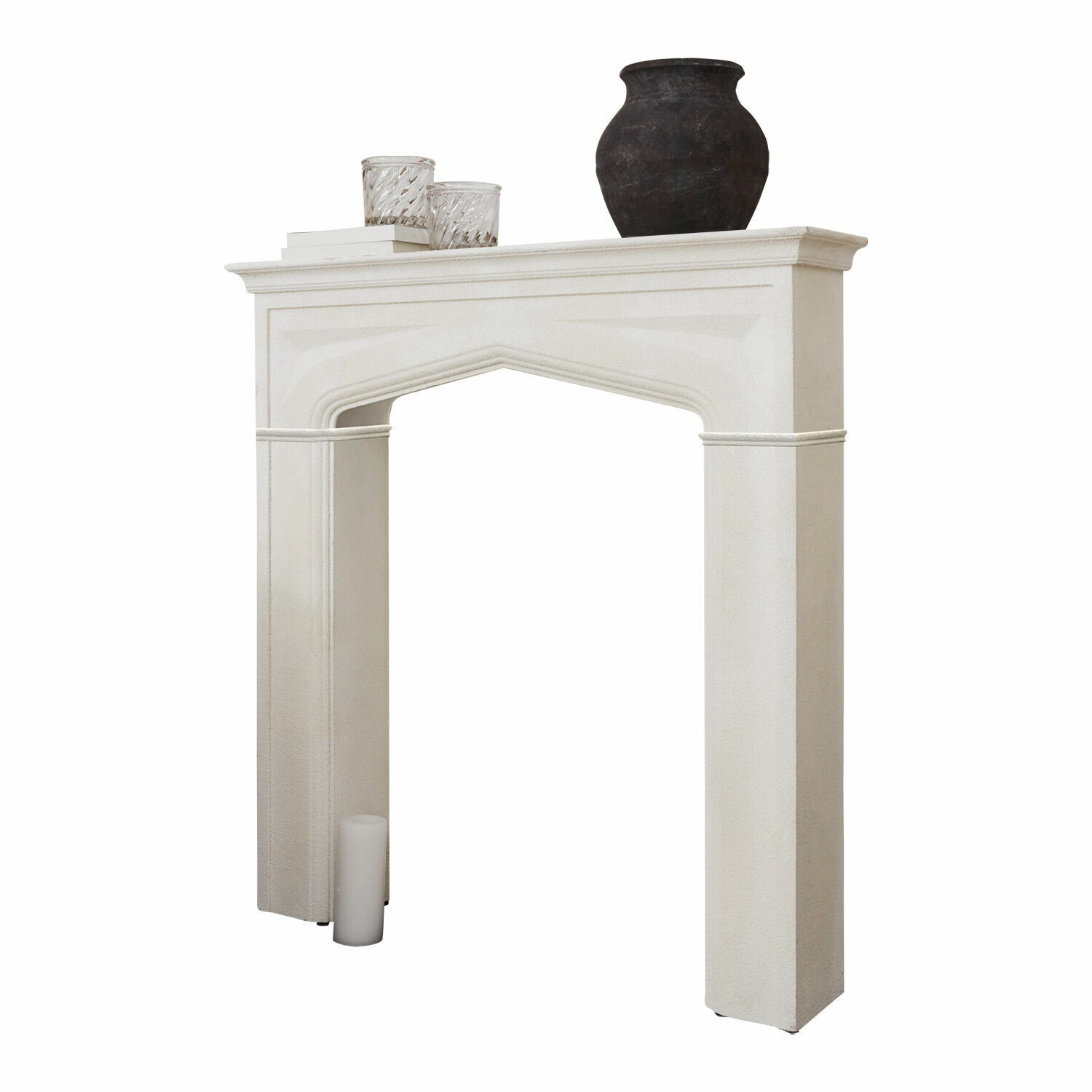 Weißer Kaminumrahmung aus glattem Material mit dekorativem schwarzem Krug und Kerze, klassischer Stil