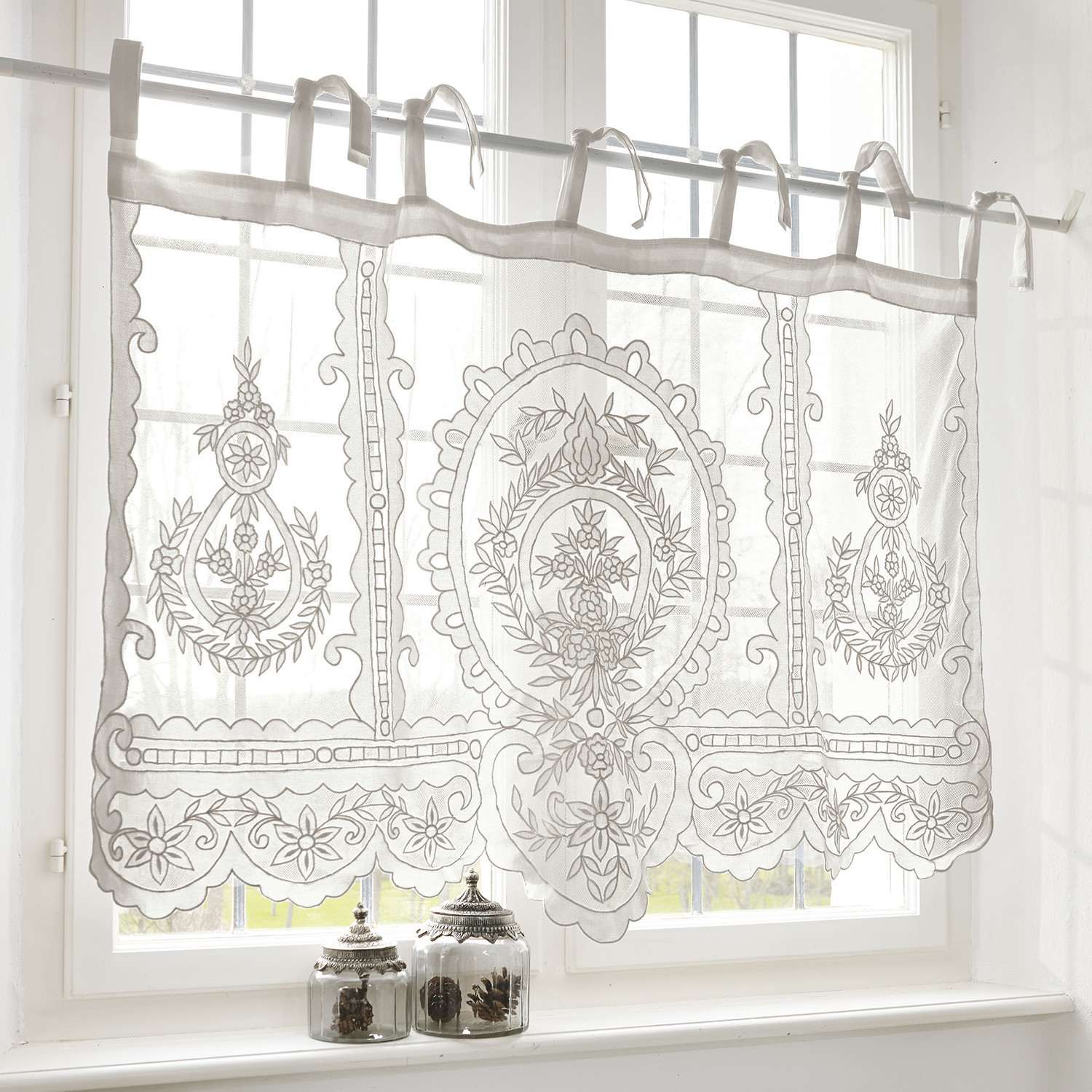 Scheibengardine Elenoire Weiße Gardine mit besticktem Blumenmuster aus leichtem Stoff, dekorativer Fensterschmuck im Vintage-Stil