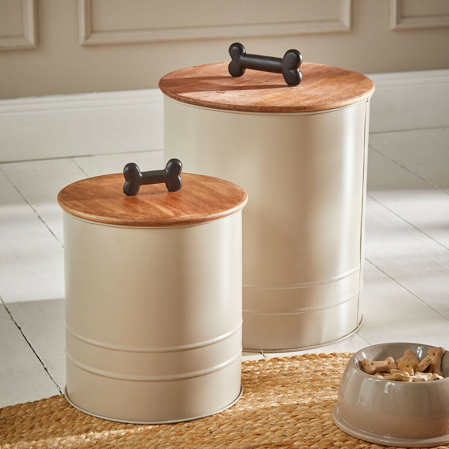 Dose 2er Set Esteluna Beige Metallbehälter für Tierfutter mit Holzdeckeln und schwarzen Knochenförmigen Griffen