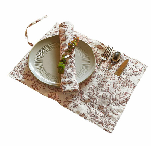 Leinen-Tischläufer und Serviette mit braunem Eichenblattmuster, Teller und Besteck arrangiert
