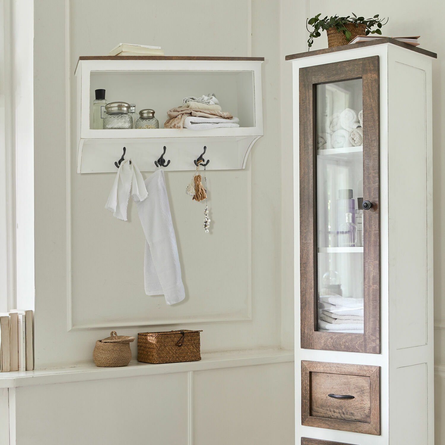 Weiße Holz-Badschrank mit Glastür und Wandregal mit Haken für Handtücher