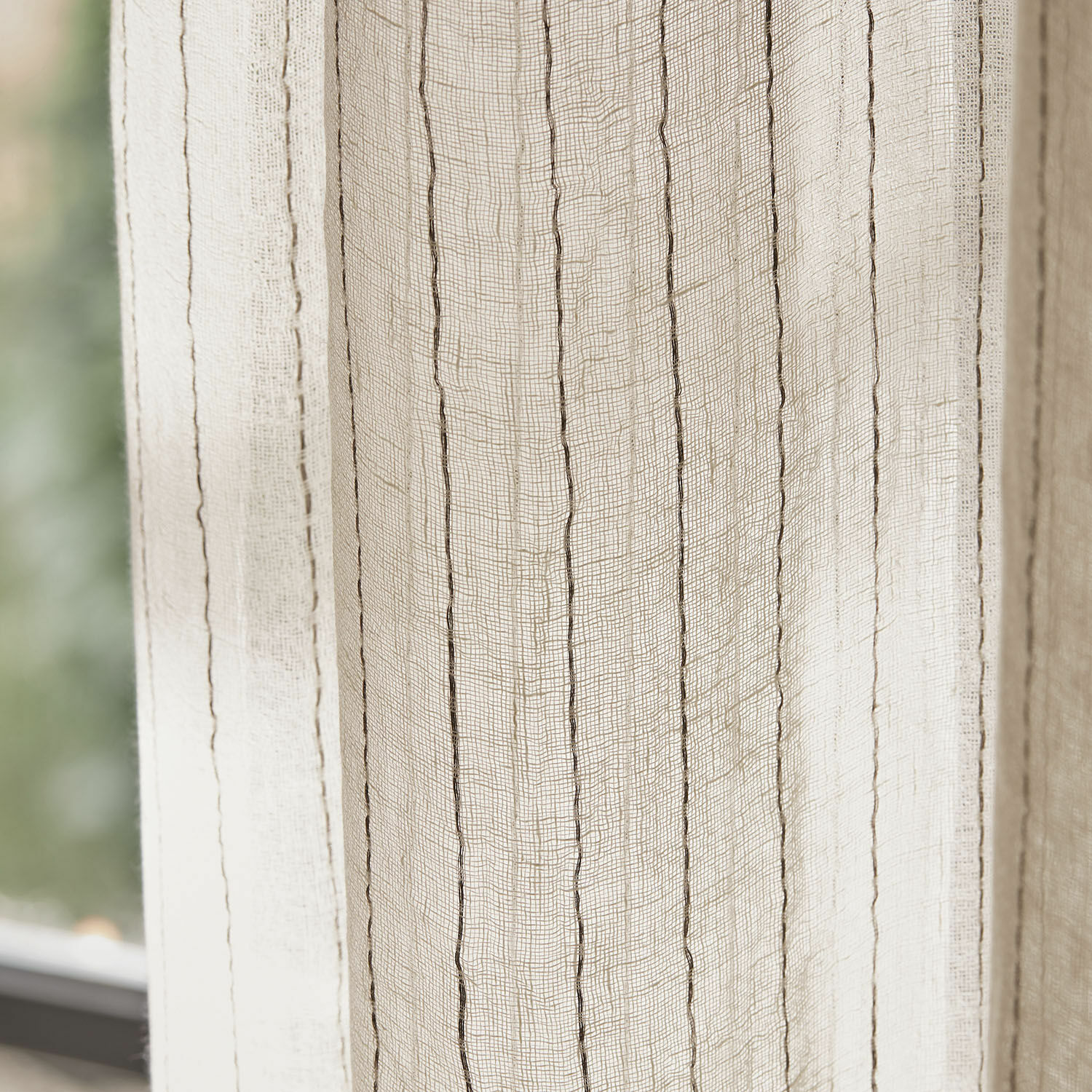 Transparenter Vorhang aus Naturstoff in Creme mit feinen vertikalen Streifen für Fensterdeko