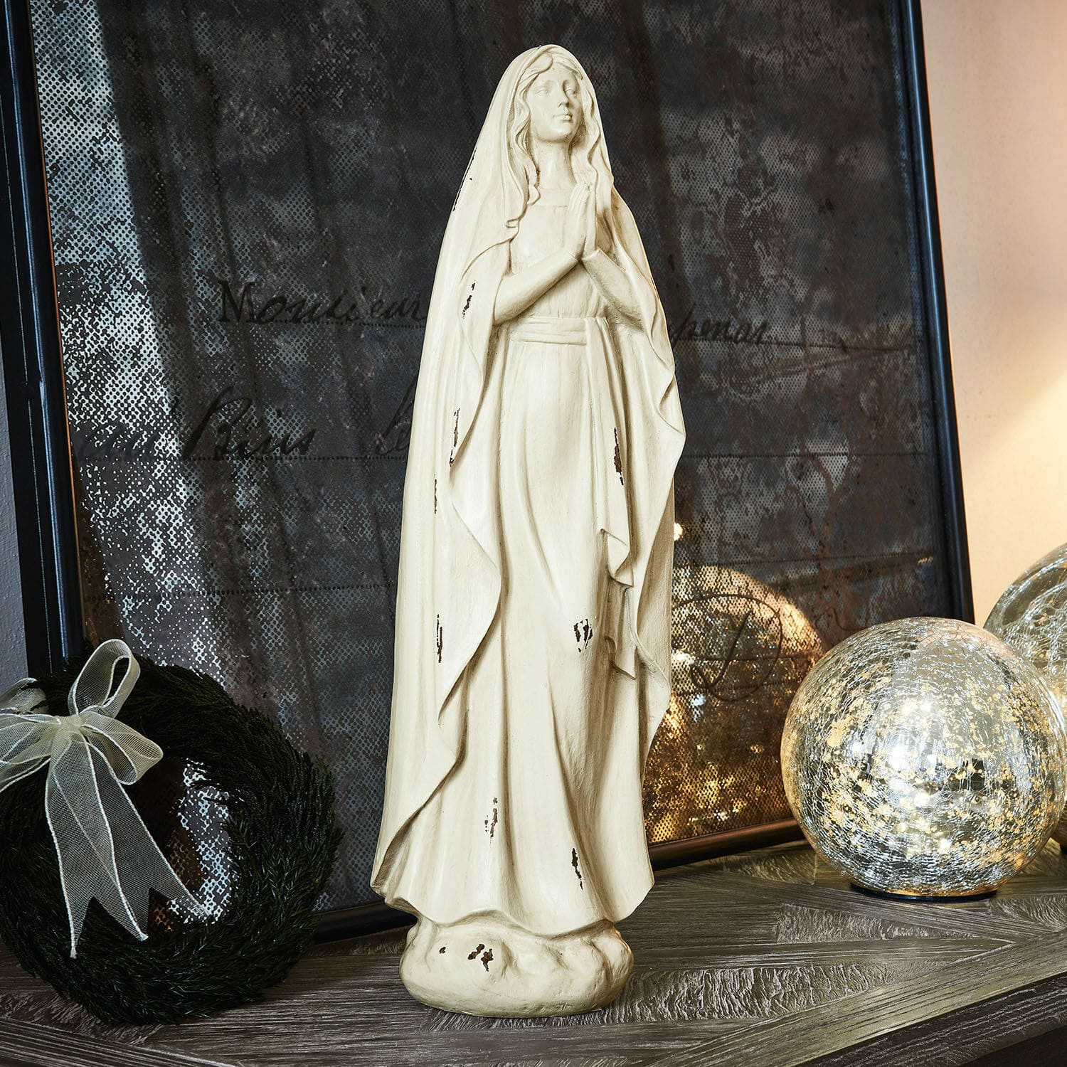 Figur Antiere Dekorative Statue der Jungfrau Maria aus hellem Material mit antikem Finish auf Tisch mit Weihnachtsdeko