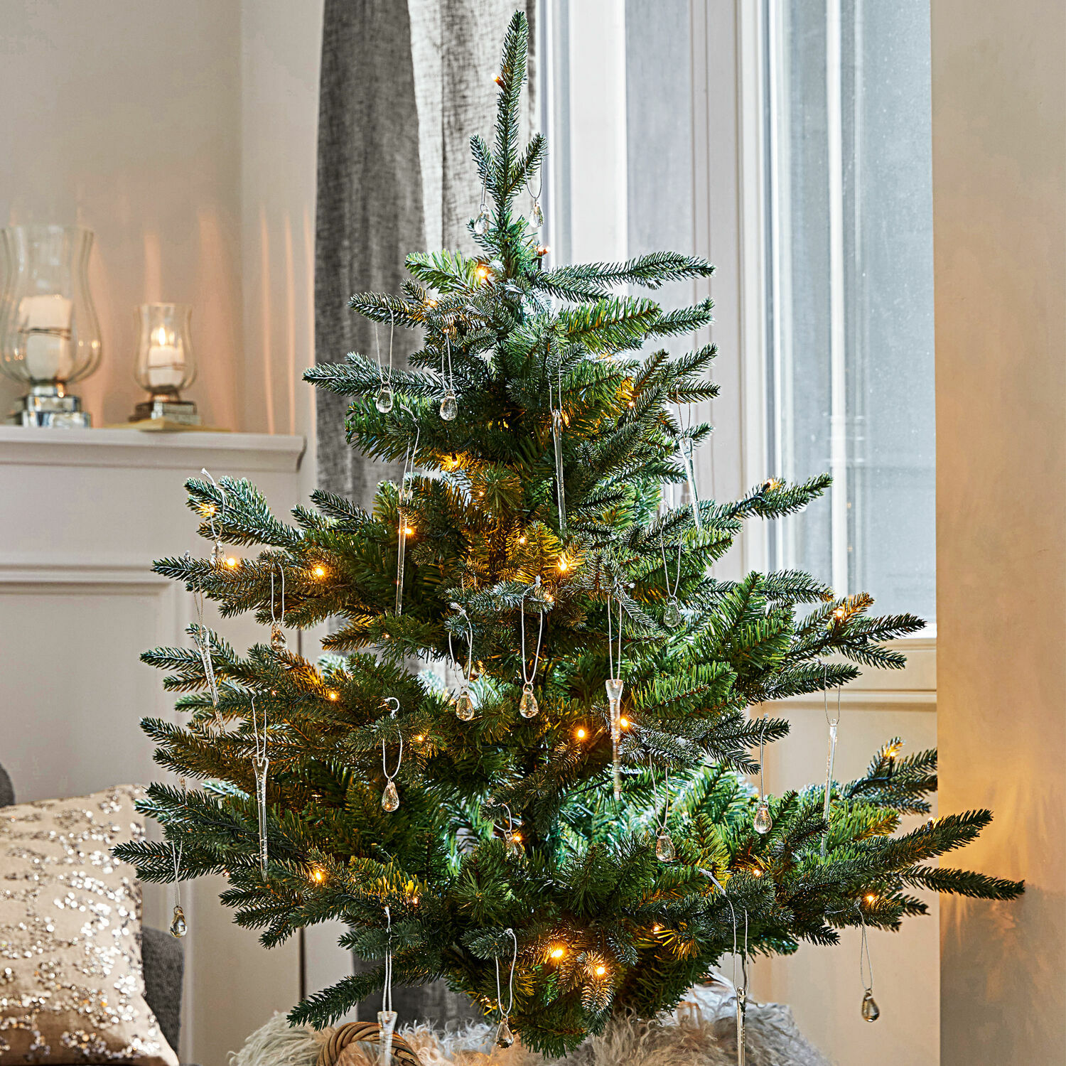 Deko-Baum Mantilly Künstlicher grüner Weihnachtsbaum mit LED-Lichterkette und filigranen Anhängern für festliche Dekoration