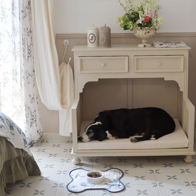 Beige Holzkonsole mit Hundekissen, dekorativen Dosen und Blumenvase in gemütlichem Raum