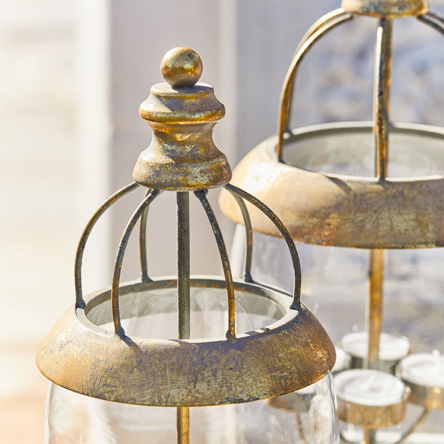 Dekorative Metalllaterne in Gold mit klarem Glas und Platz für Teelichter