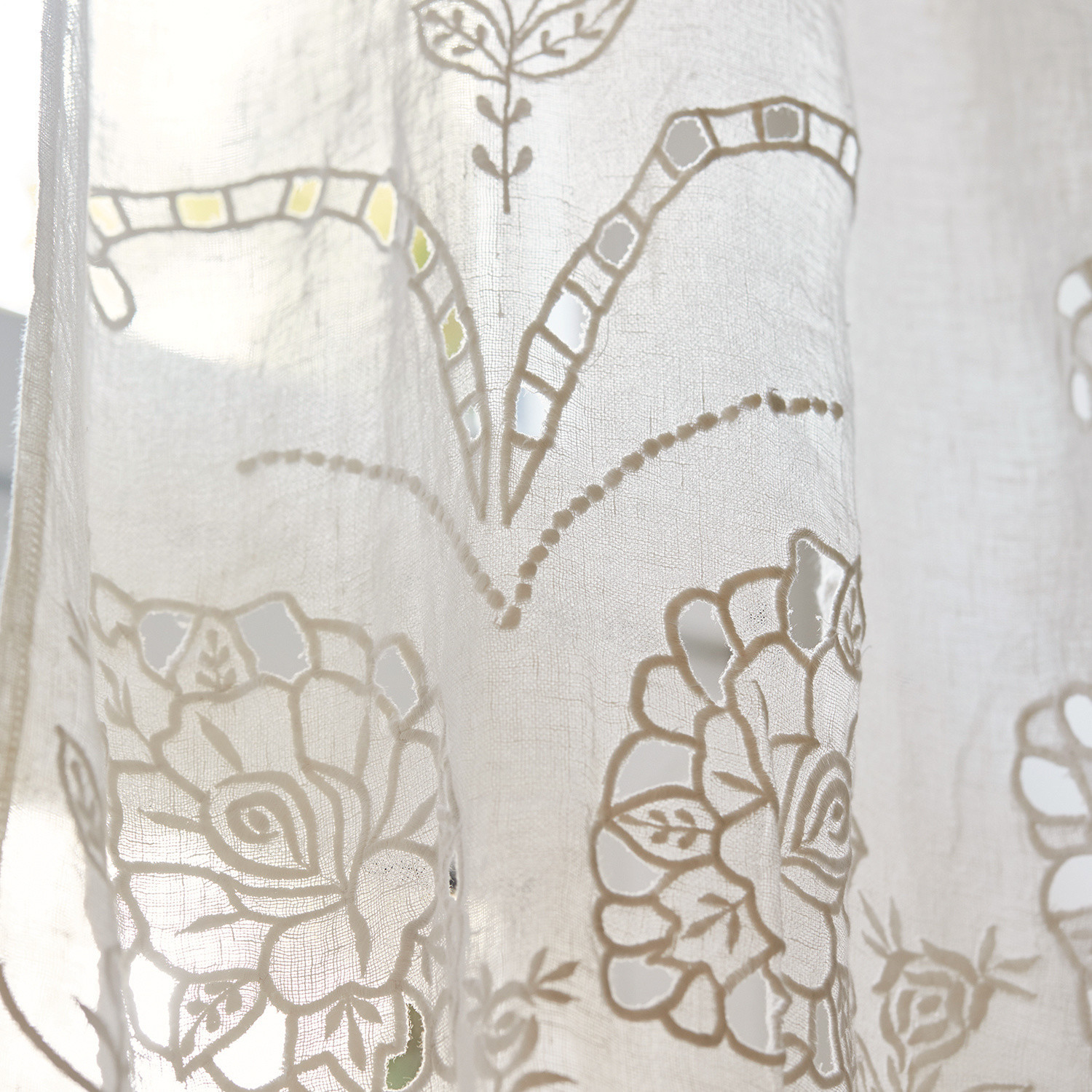 Weiße Leinenvorhang mit besticktem Blumenmuster und durchbrochenen Details für Fensterdeko