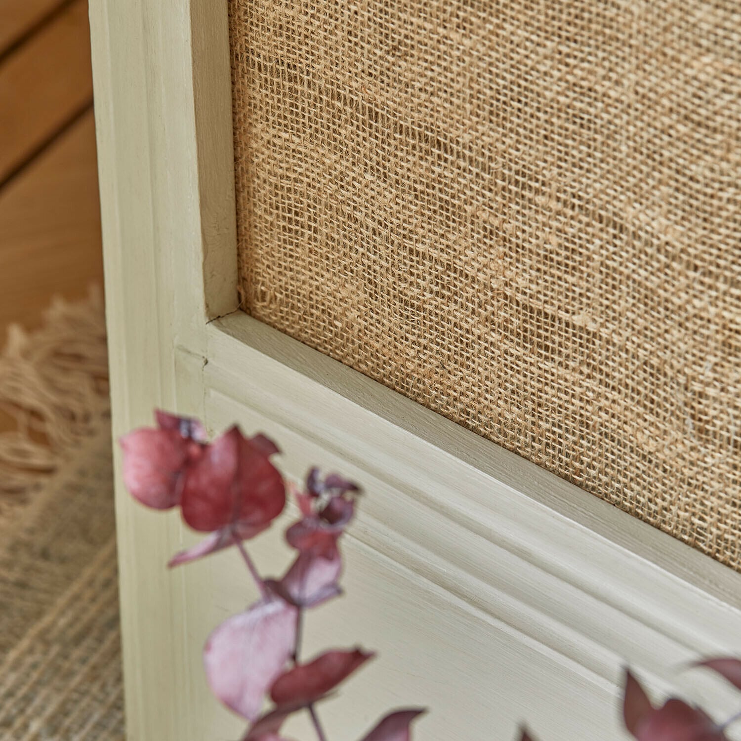 Natürlicher beiger Jutepanel in weißem Holzrahmen, rustikale und elegante Wohnraumdekoration