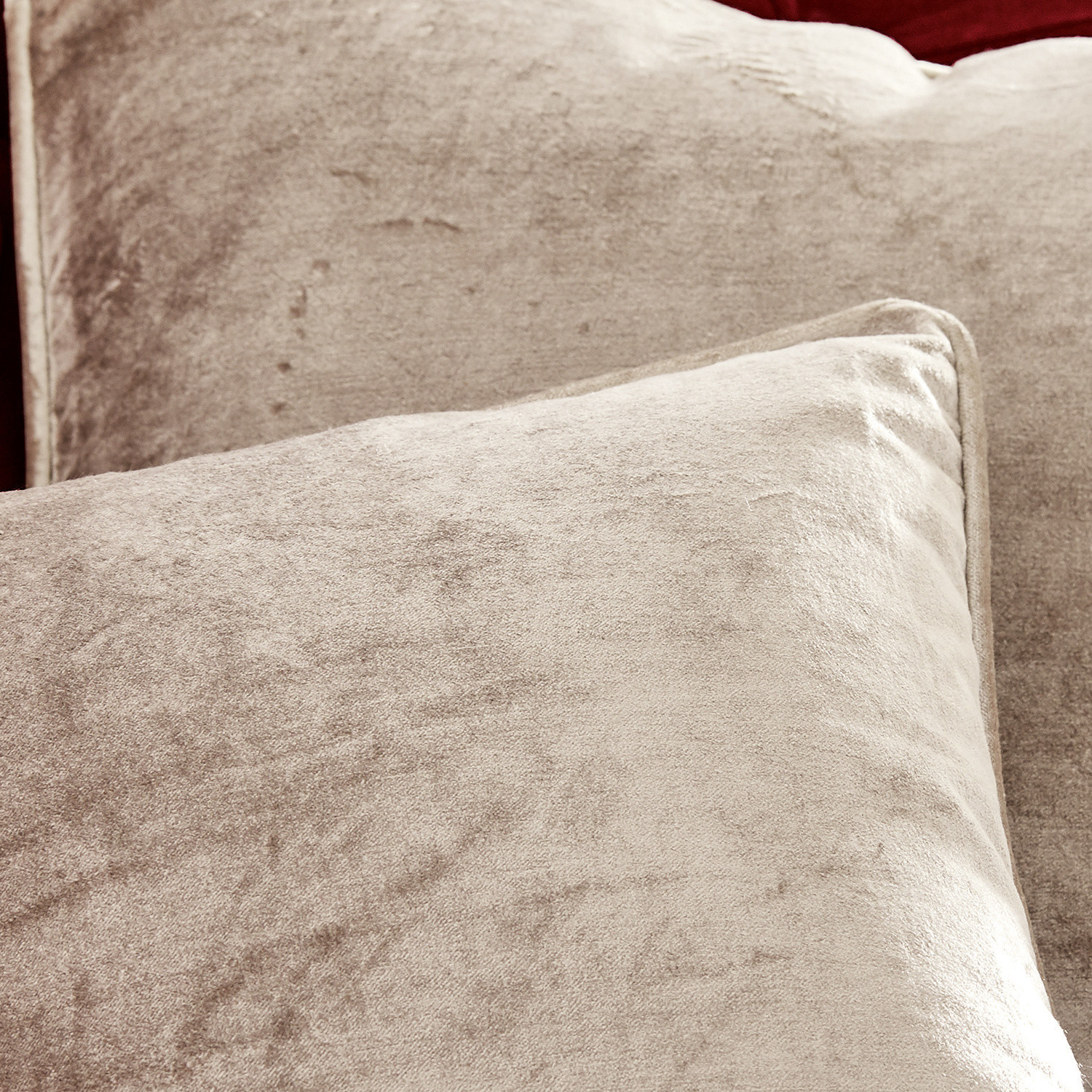 Beige Samtkissen aus weichem Material, dekorativer und gemütlicher Wohnaccessoire