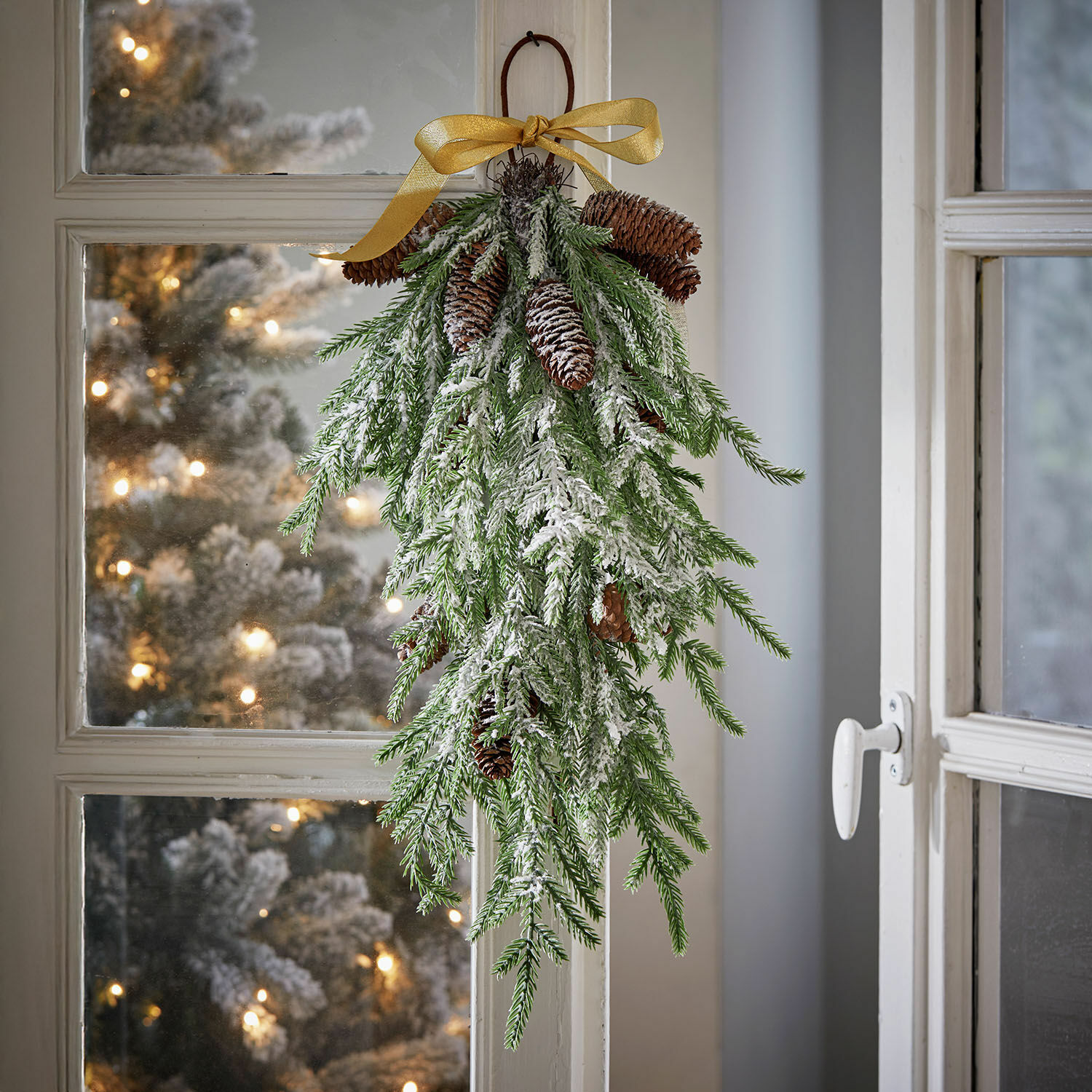 Deko-Zweig Vinterdal Weihnachtliche Dekoration aus grünen Zweigen mit Schneebesatz und braunen Zapfen, goldene Schleife