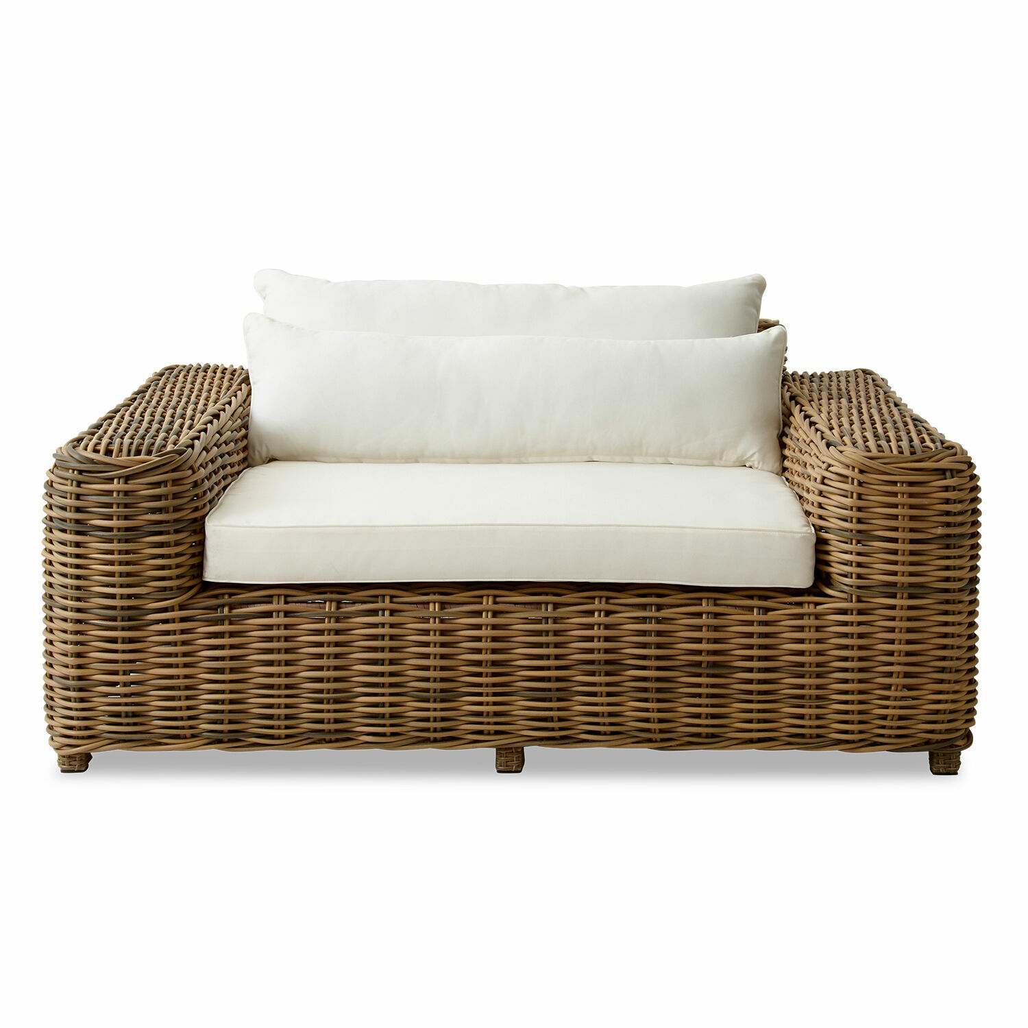 Rattansofa in Naturfarbe mit weißen Kissen, bequemes Gartenmöbel
