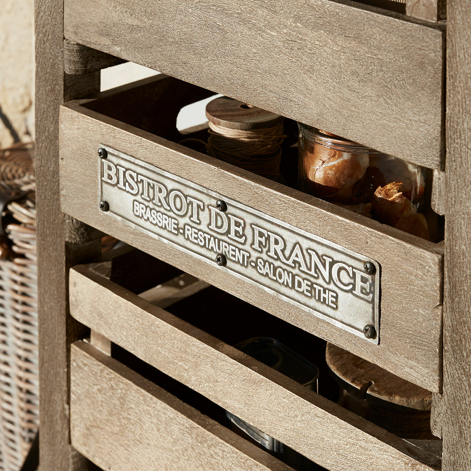 Holzschrank mit Metallplakette Bistrot de France im rustikalen Stil zur Aufbewahrung