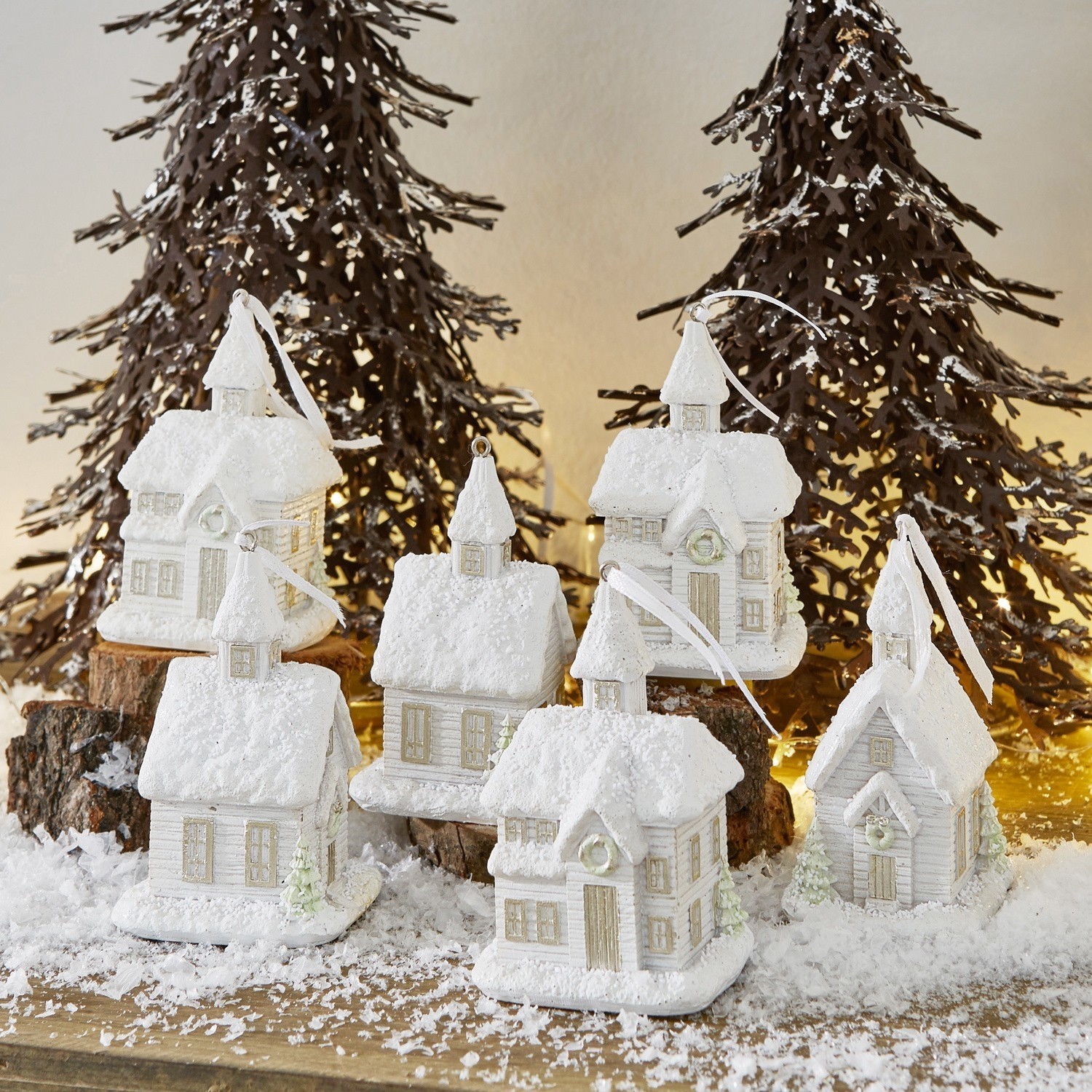 Weihnachtsschmuck 6er Set Legé Weiße Schneehäuser-Dekoration auf Holztisch mit Metalltannen und festlicher Beleuchtung