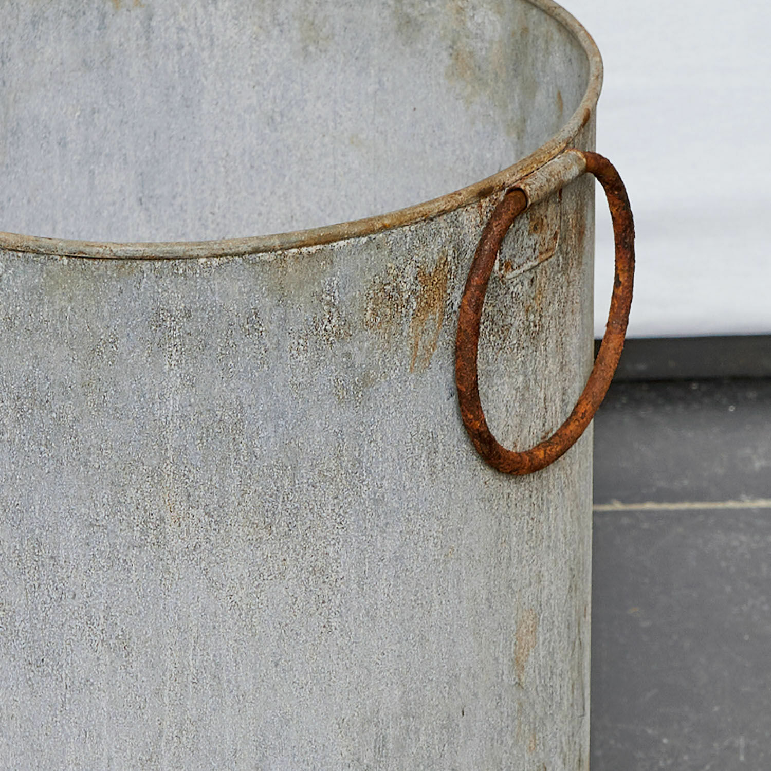Metall-Eimer mit grauer Patina und rostigem Griff, rustikaler Gartendekor