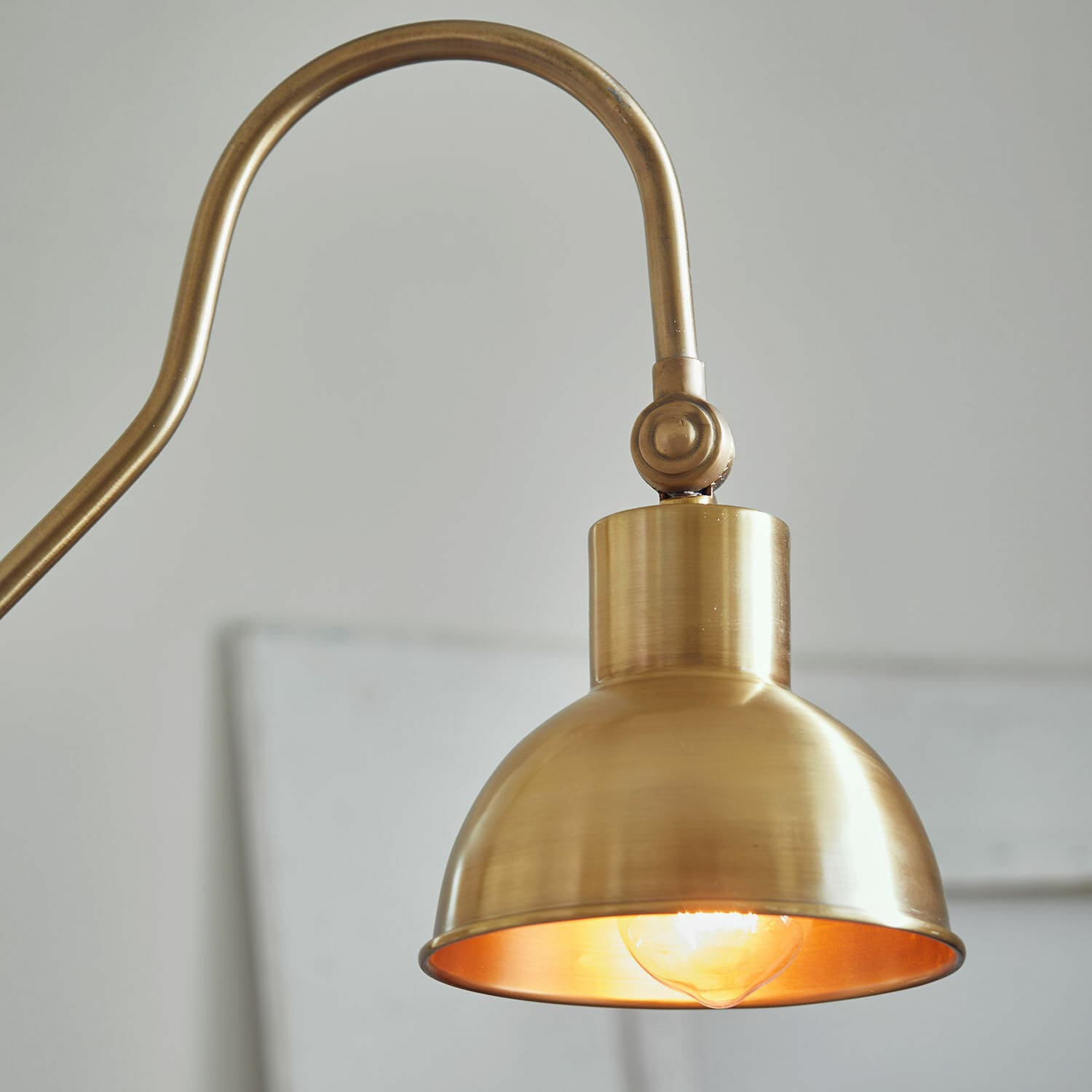 Goldfarbene Metall-Wandleuchte mit verstellbarem Arm und warmem Licht für Innenräume