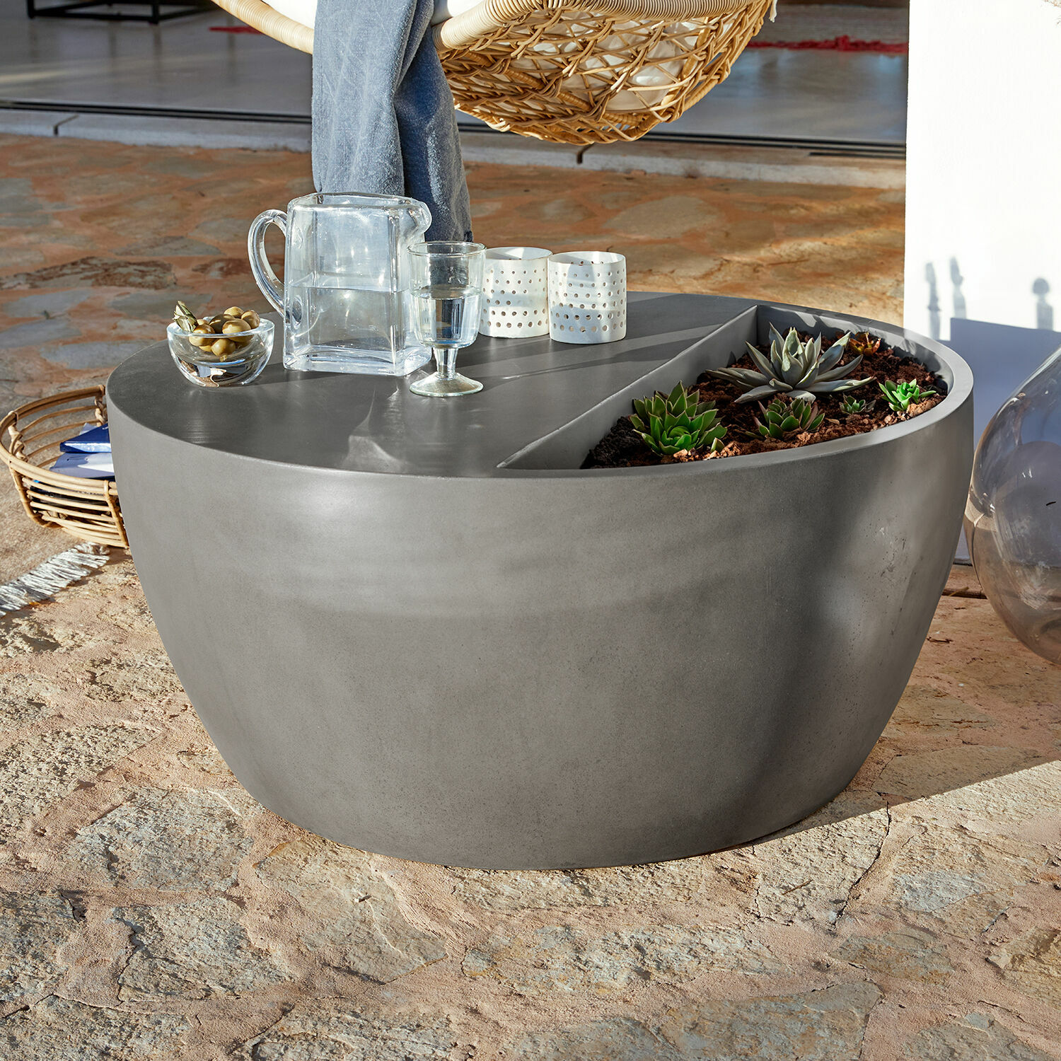 Runder Couchtisch aus grauem Beton mit integriertem Pflanzfach für Sukkulenten, moderner Stil