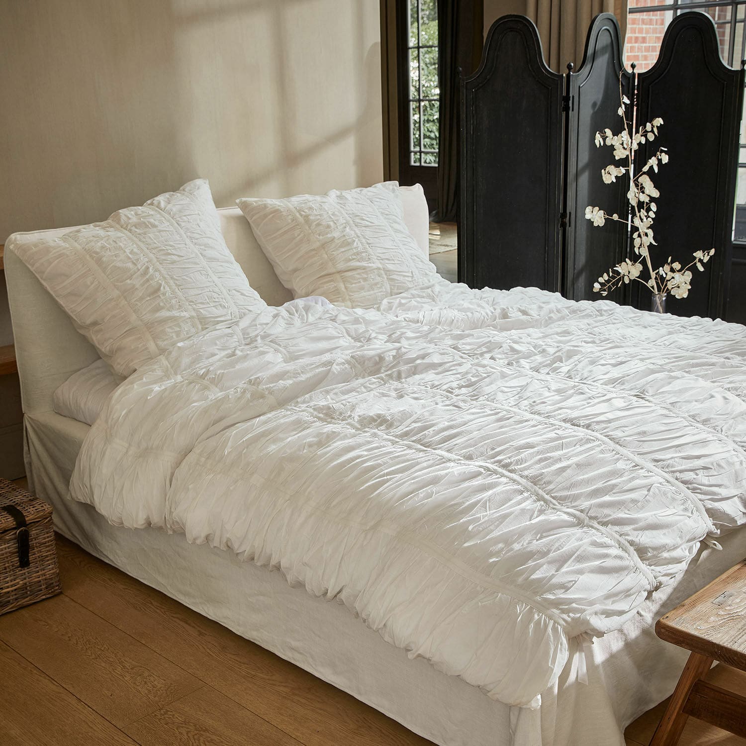 Bettwäsche Magdelen Weiße Baumwollbettwäsche mit Rüschen auf Bett in gemütlichem Schlafzimmer