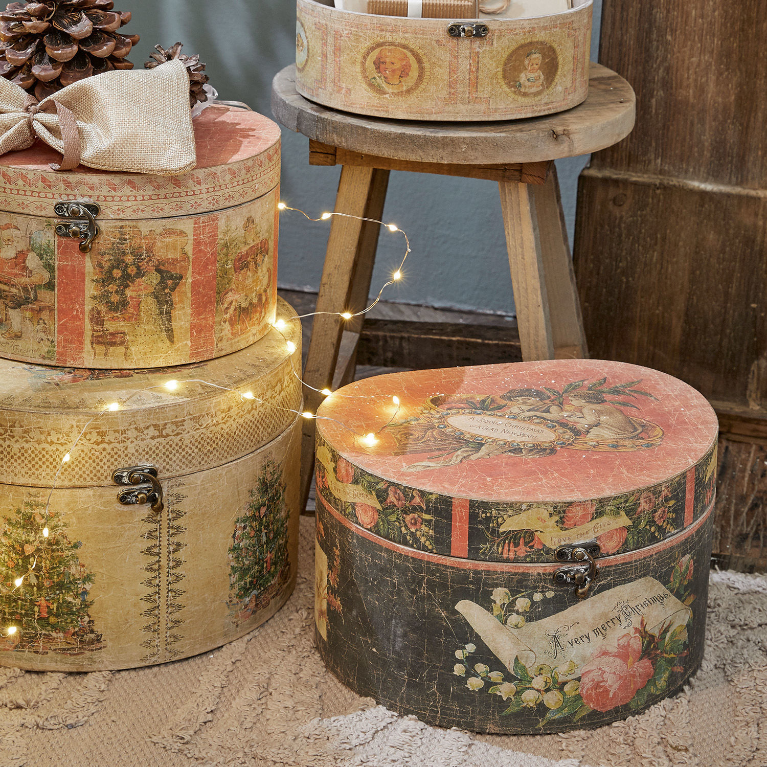 Runde dekorative Papierboxen mit Vintage-Weihnachtsmotiven in warmen Farben und Gebrauchsspuren