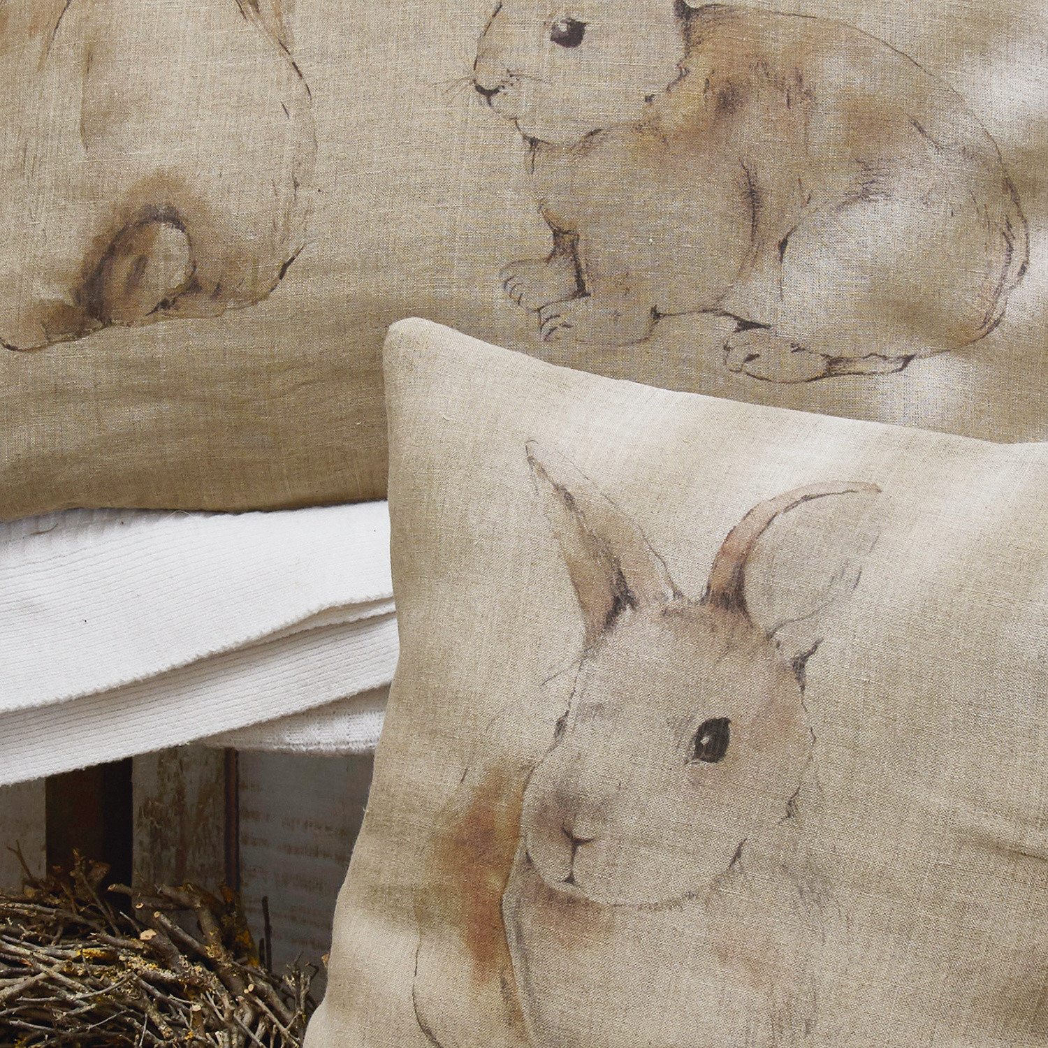 Leinenkissen mit Hasenmotiv in natürlichen Beige- und Brauntönen, dekoratives Wohnaccessoire.