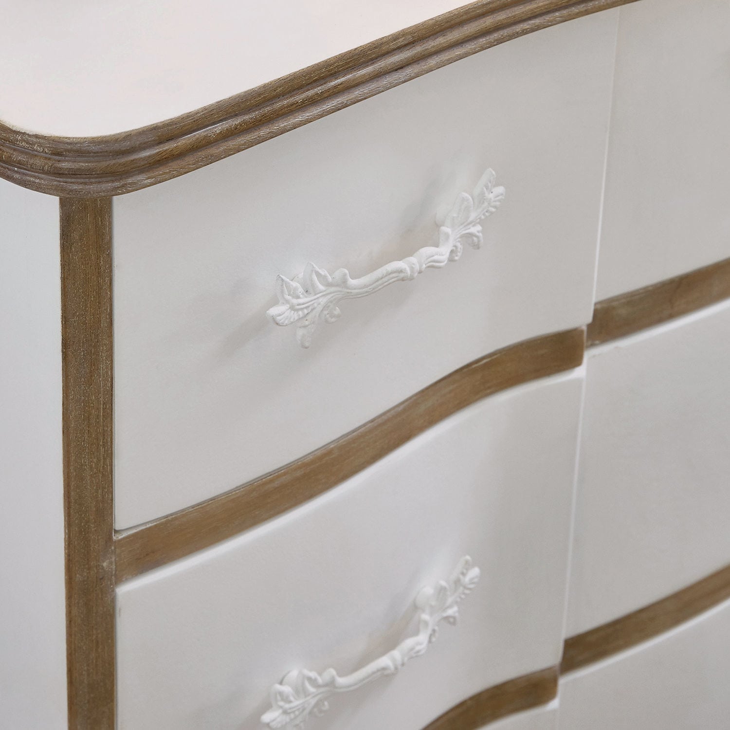 Weiße Holzkommode mit dekorativen Griffen und braunen Akzenten, elegantes Wohnzimmermöbel