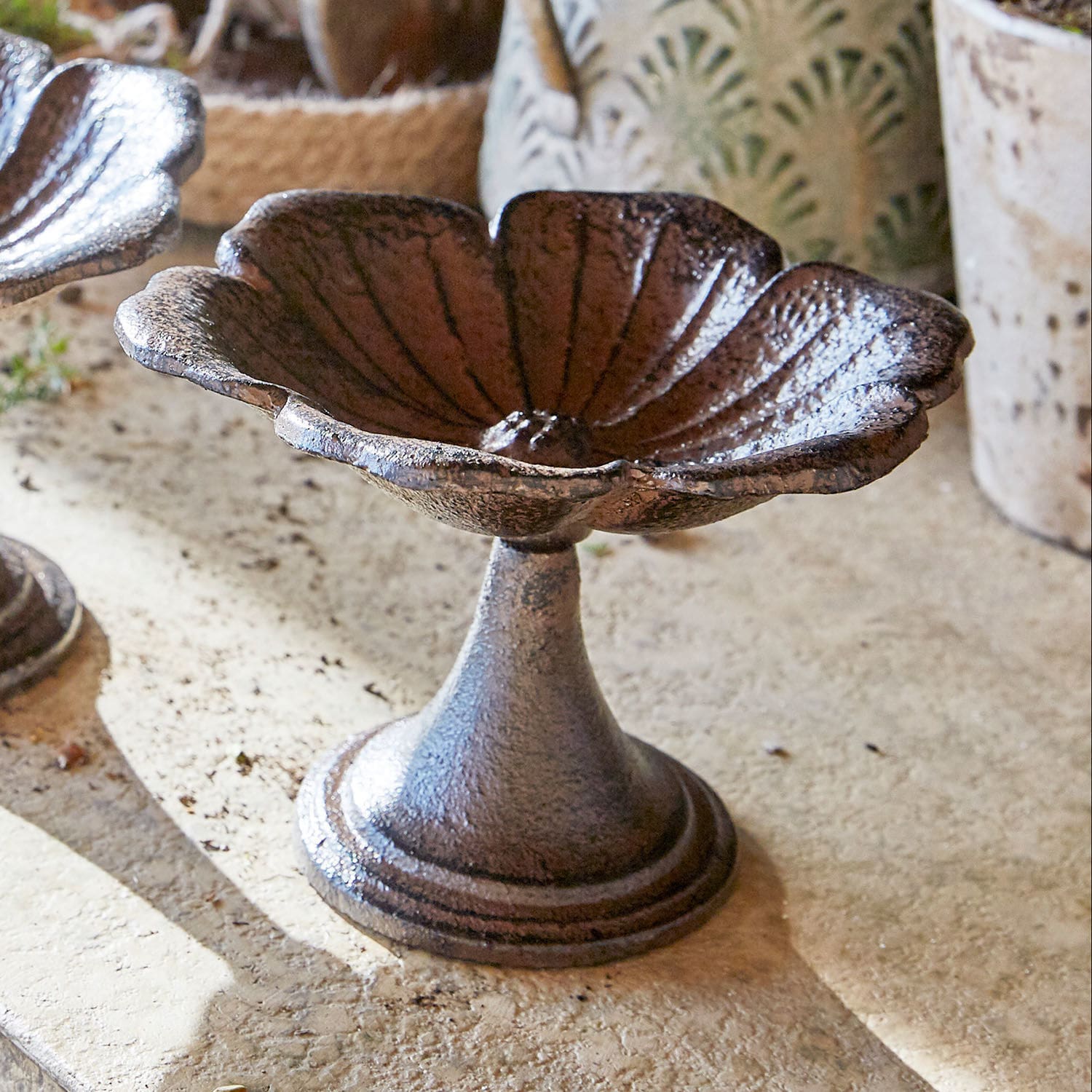 Dekorative Metallschale in rostiger Farbe in Blumenform, ideal für Garten und Zuhause