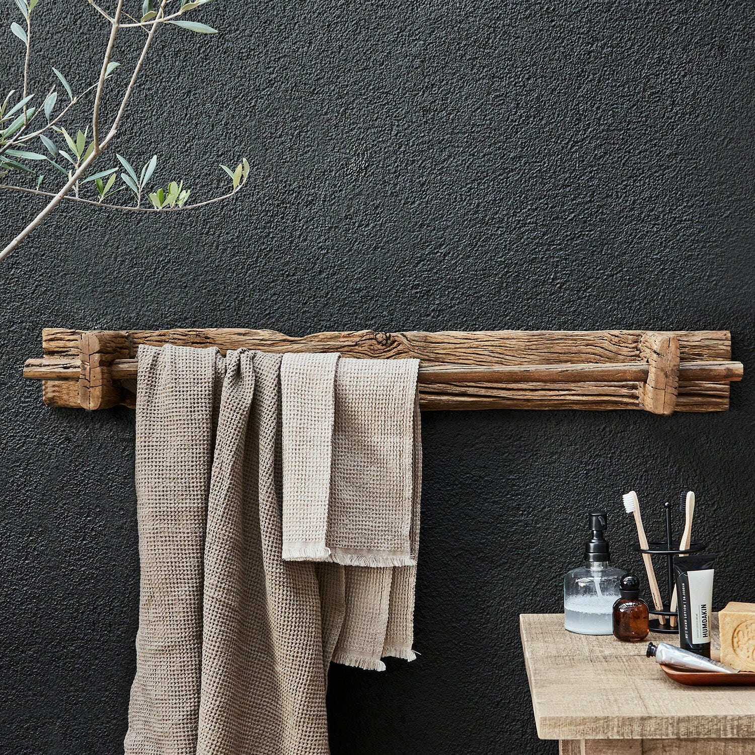Handtuchhalter Einid Rustikaler Handtuchhalter aus Naturholz an schwarzer Wand im Badezimmer mit Accessoires