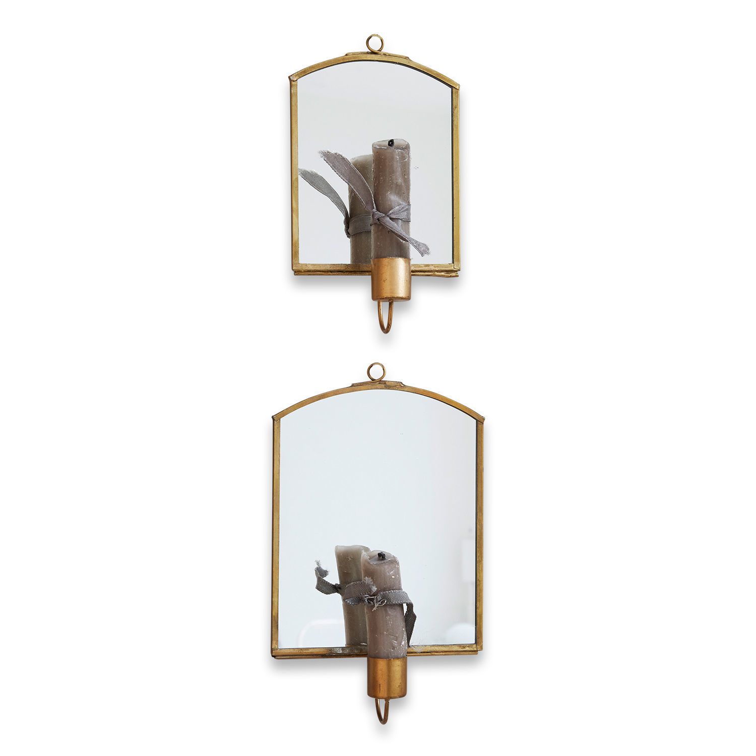Set aus zwei Wandspiegeln mit Messingrahmen und grauen Kerzen zur Wohnraumdekoration