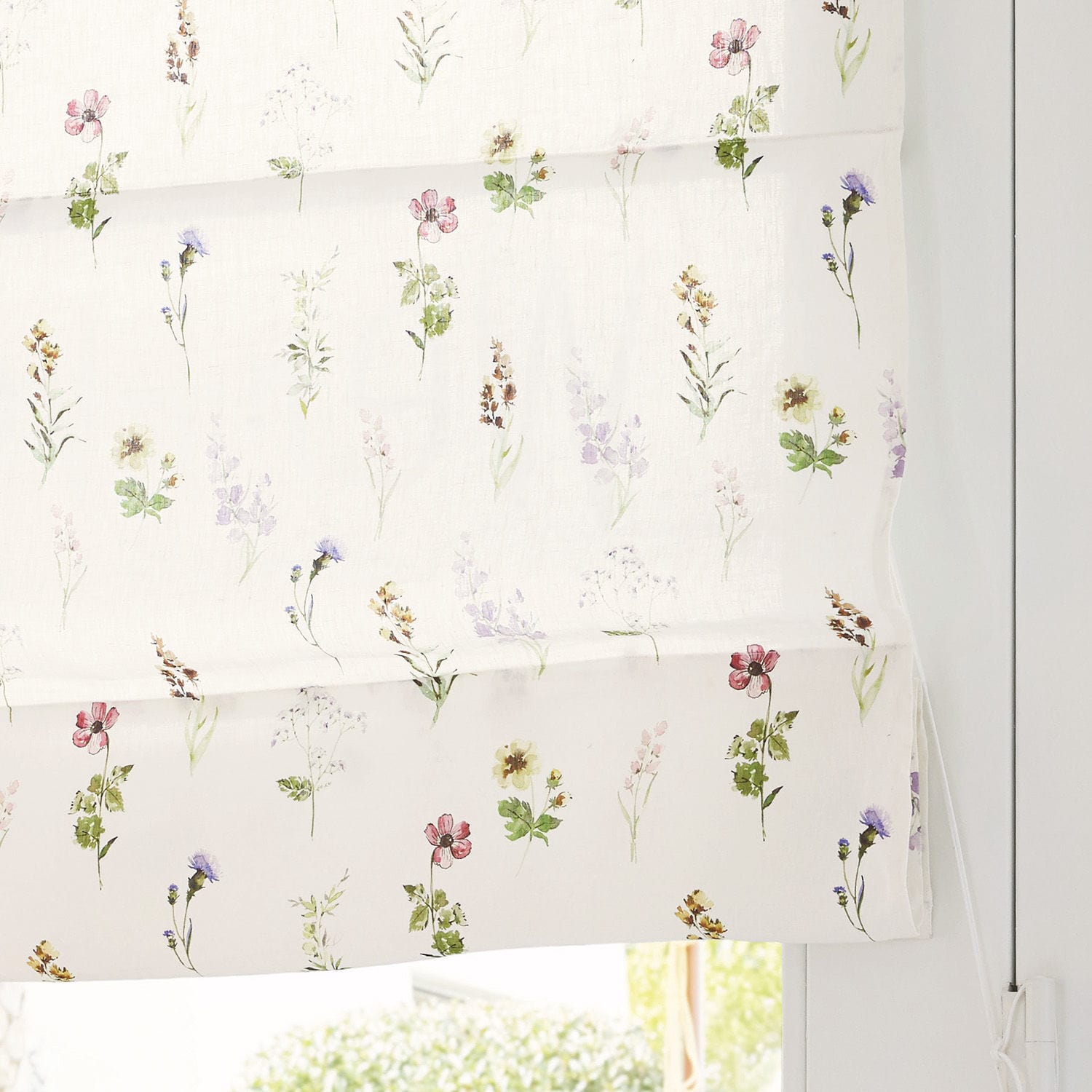 Römischer Sichtschutz aus weißem Stoff mit zartem Blumenmuster, Fensterdekoration