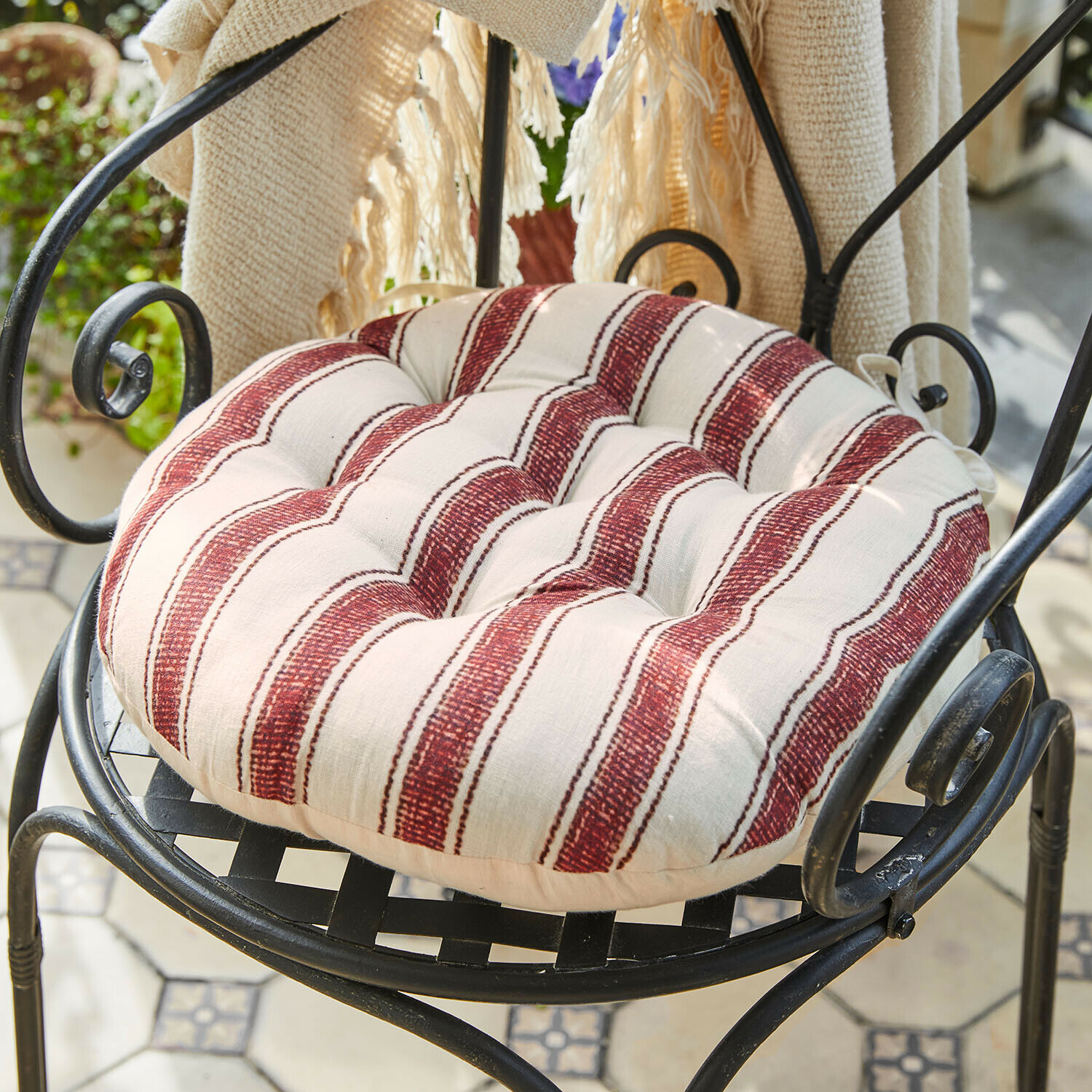Sitzkissen 2er Set Bourrignon Rundes Baumwollkissen in Creme mit roten Streifen, bequem für Stühle drinnen und draußen
