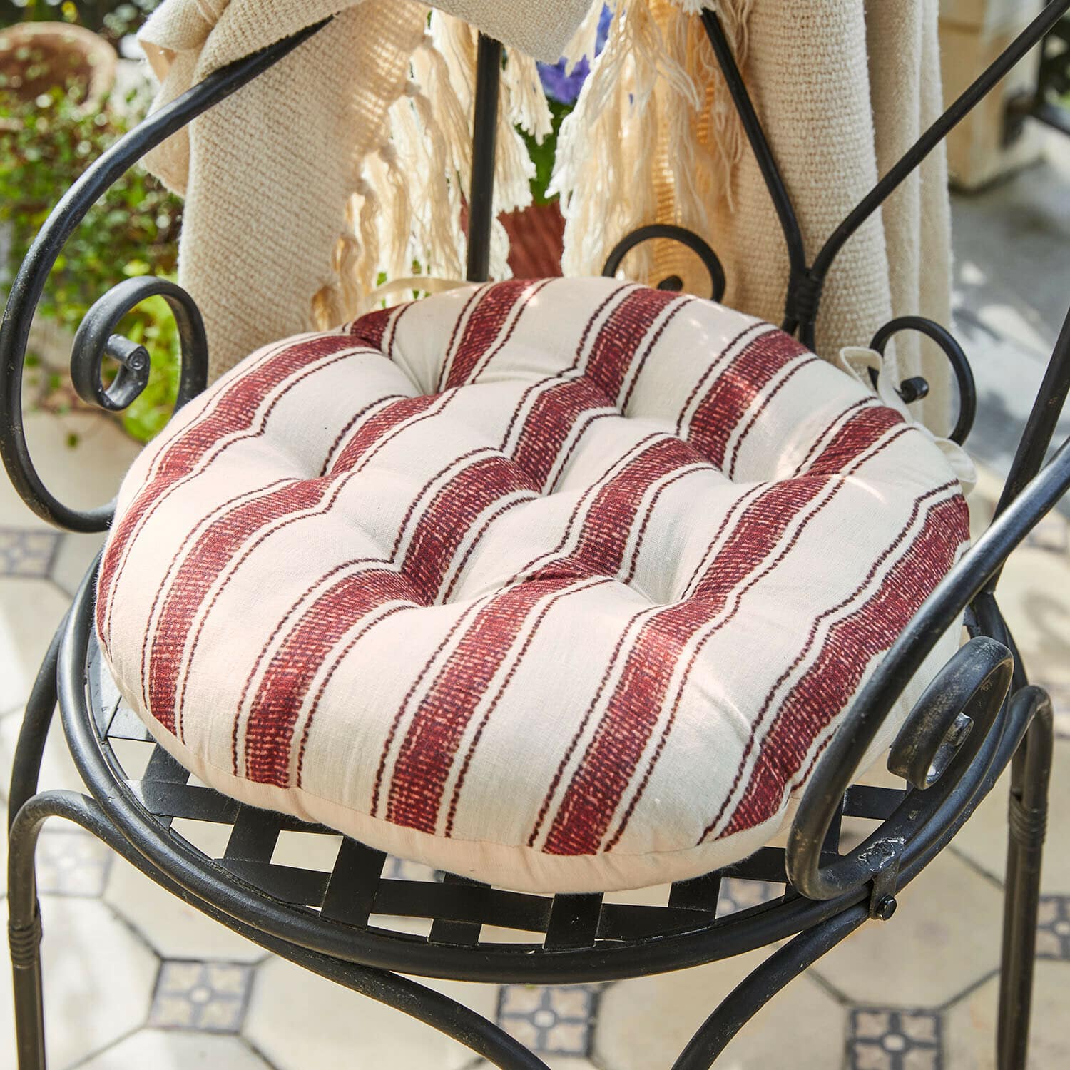 Sitzkissen 2er Set Bourrignon Rundes Baumwollkissen in Creme mit roten Streifen, bequem für Stühle drinnen und draußen
