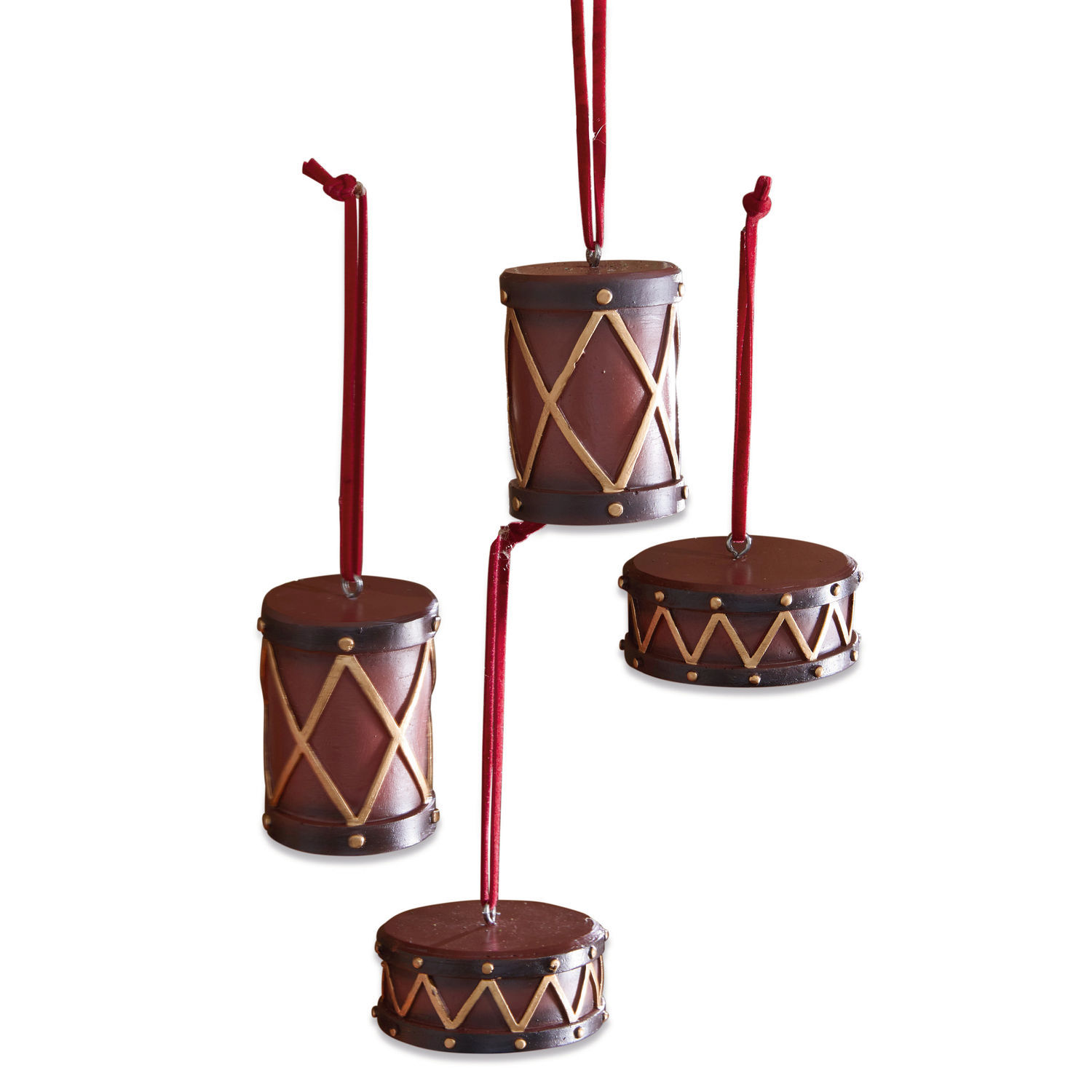 Set aus vier braunen Holz-Trommelanhängern mit roten Bändern zum Aufhängen