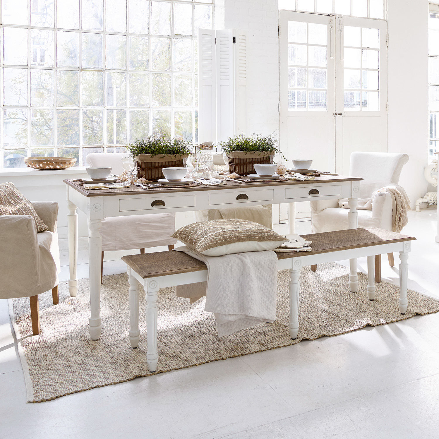 Tisch Helsinquia Esszimmer mit weißem Holztisch und Bank mit naturfarbenem Holzplatte und beigen Akzenten