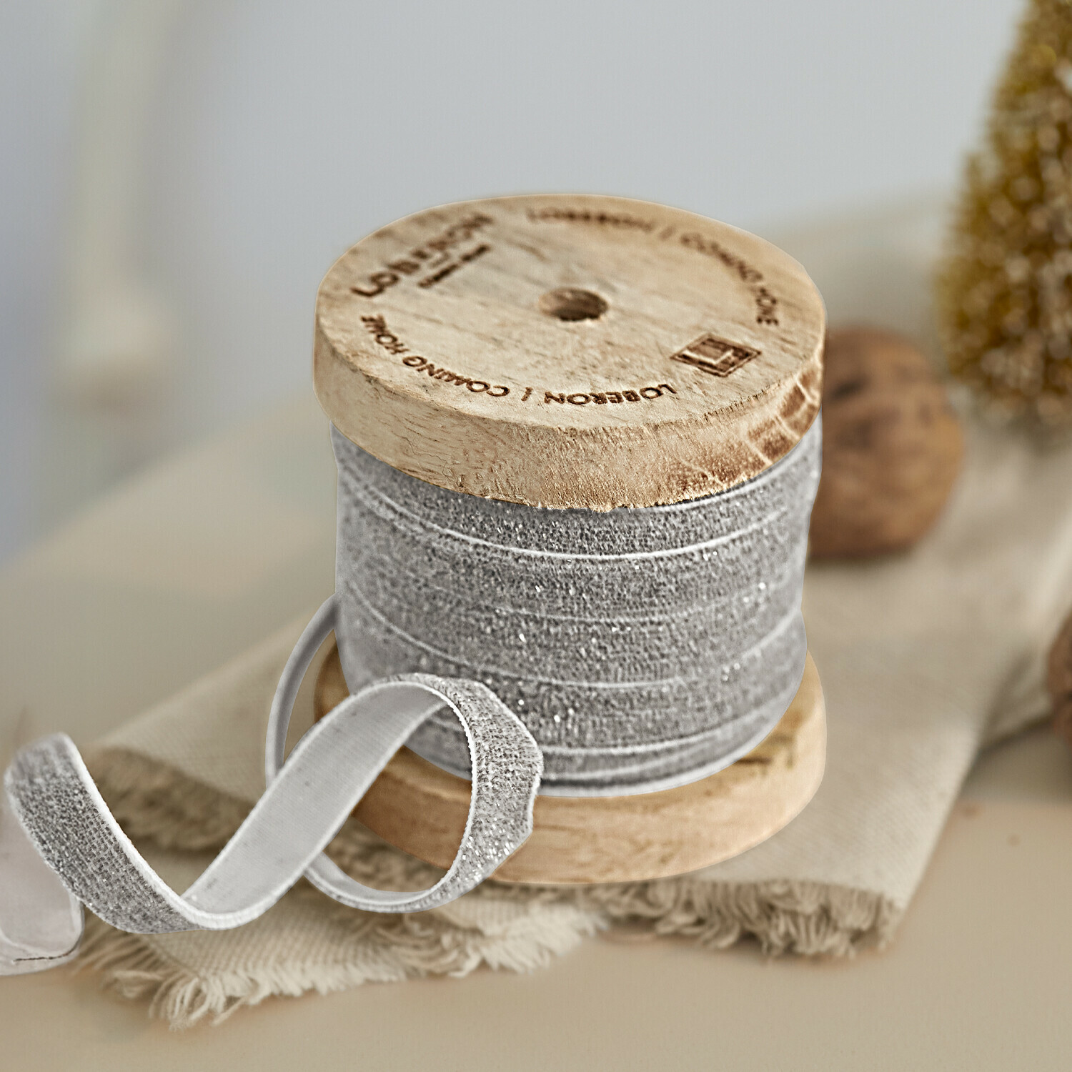 Samtband Ulvane Graues Dekoband auf Holzspule auf Tisch mit Nüssen und weihnachtlicher Deko