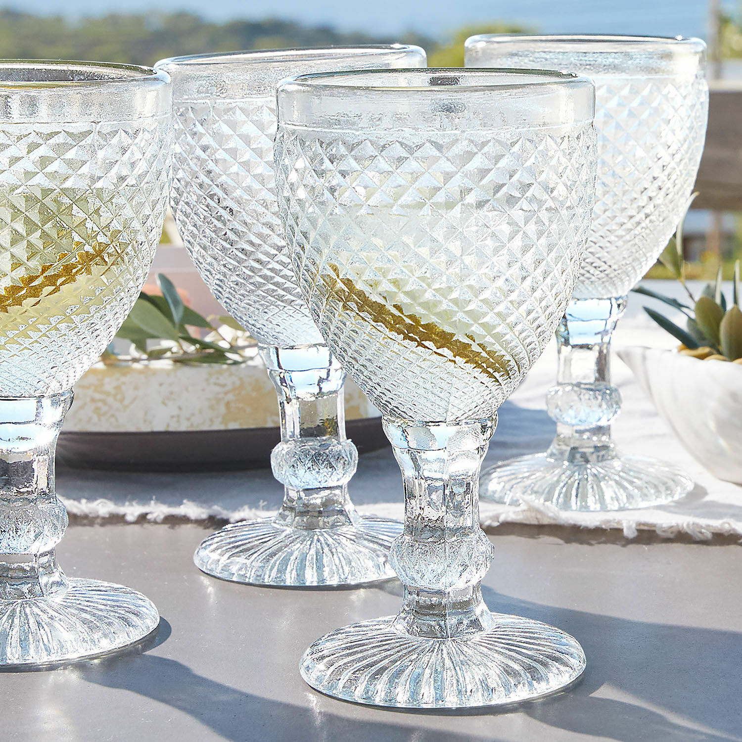 Set aus transparenten Gläsern mit Reliefmuster, Glas, elegante Weingläser für Gartentisch