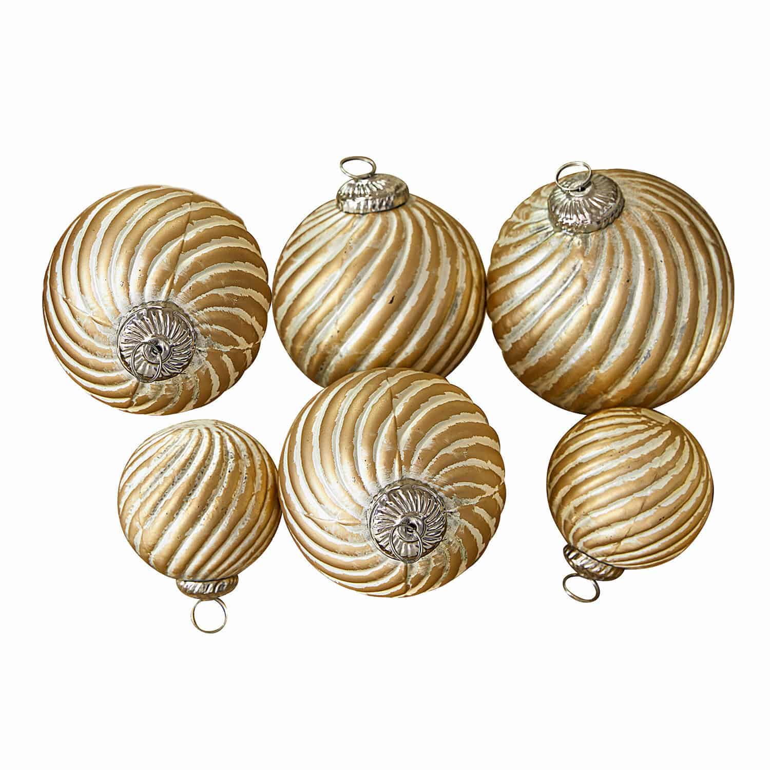 Weihnachtskugeln 6er Set Frasetta Set aus sechs goldfarbenen Christbaumkugeln mit weißen Spiralmustern und Metallhaken