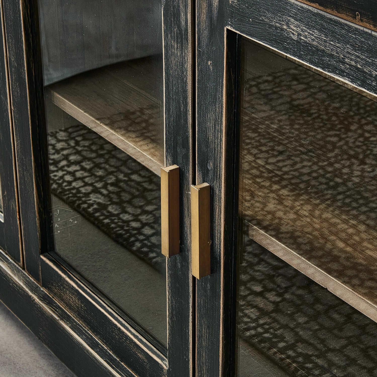Schwarzer Holzschrank mit Glastüren und Messinggriffen für stilvolles Wohnzimmer